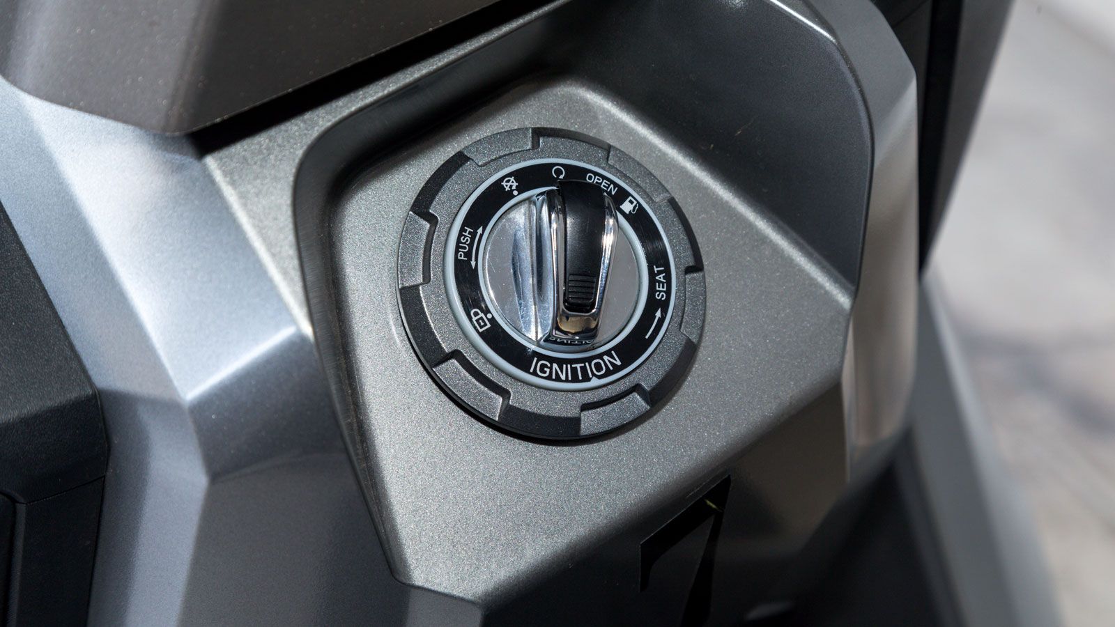 Το σύστημα Keyless επιτρέπει πρόσβαση στη σέλα και στο ρεζερβουάρ από τον ίδιο διακόπτη.