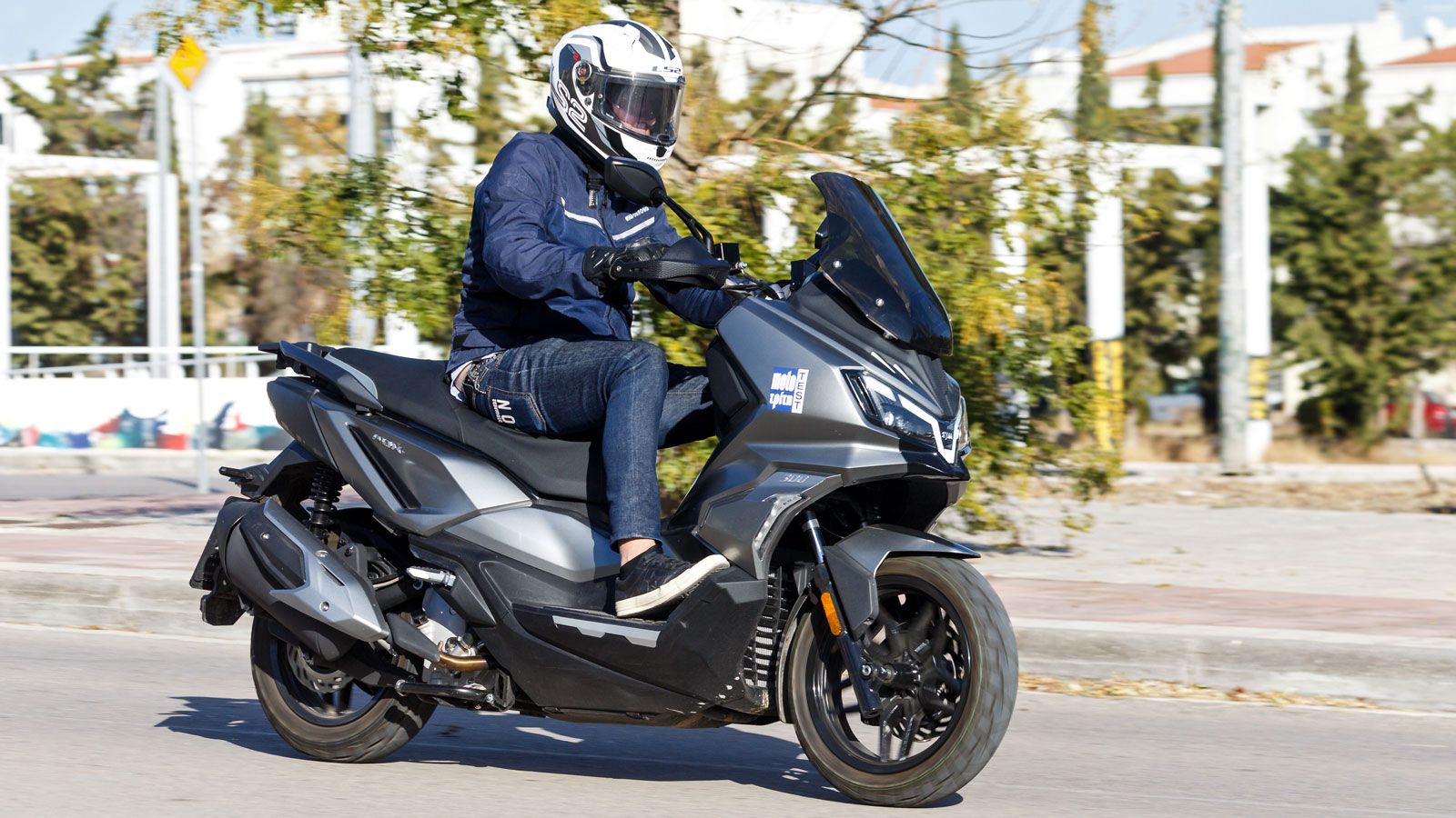 Το ADX 300 παραμένει σταθερό ακόμα και σε μεγάλες ταχύτητες, ενώ είναι αρκετά ευέλικτο και υπάκουο στην αλλαγή κατεύθυνσης και παρά τα 199 κιλά του (μ