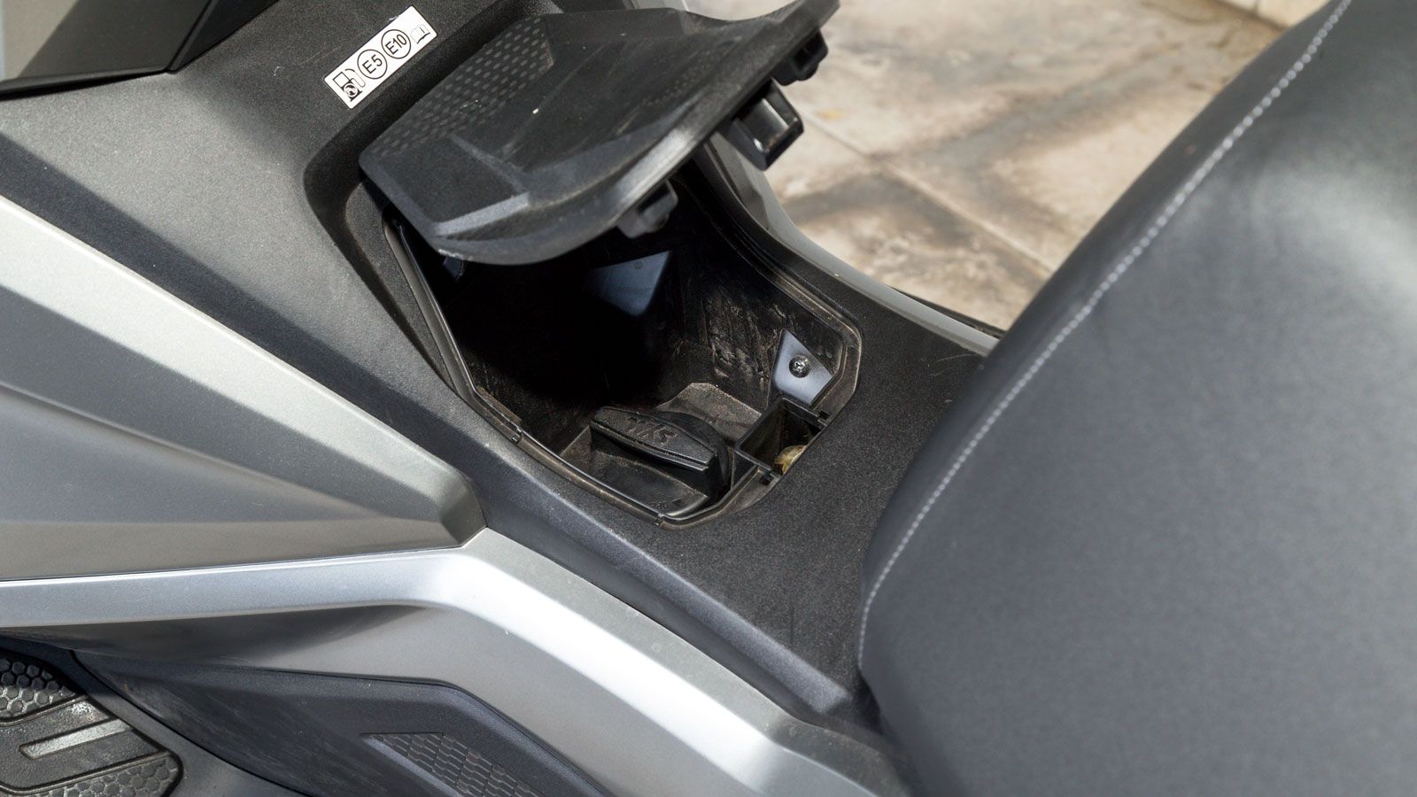 Aπό τον κεντρικό διακόπτη ξεκλειδώνει κα η σέλα και η τάπα του ρεζερβουάρ.