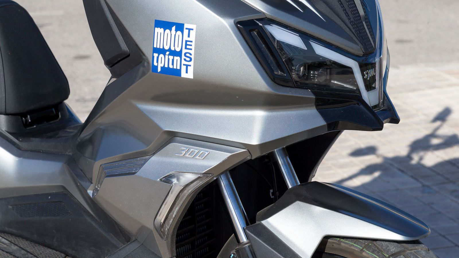 Η βάση του πλαισίου είναι φτιαγμένη από σωλήνες ατσαλιού, ενώ υπάρχουν ενισχύσεις και ζώνες απορρόφησης κραδασμών σε επιλεγμένα σημεία. Συνεργάζεται μ