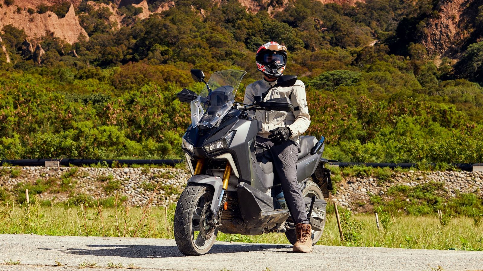 Το SYM ADXTG 400, με τα χαρακτηριστικά ενός πραγματικού adventure scooter