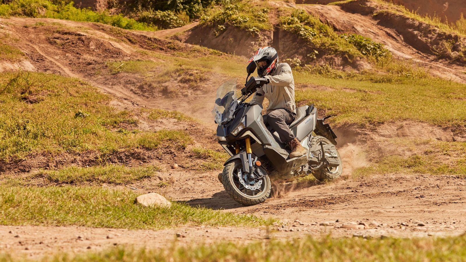 Η αποστολή περιλαμβάνει μια κυκλική διαδρομή 18.000 χιλιομέτρων, από τα οποία περίπου 4.000 χιλιόμετρα είναι σε χωμάτινους δρόμους.