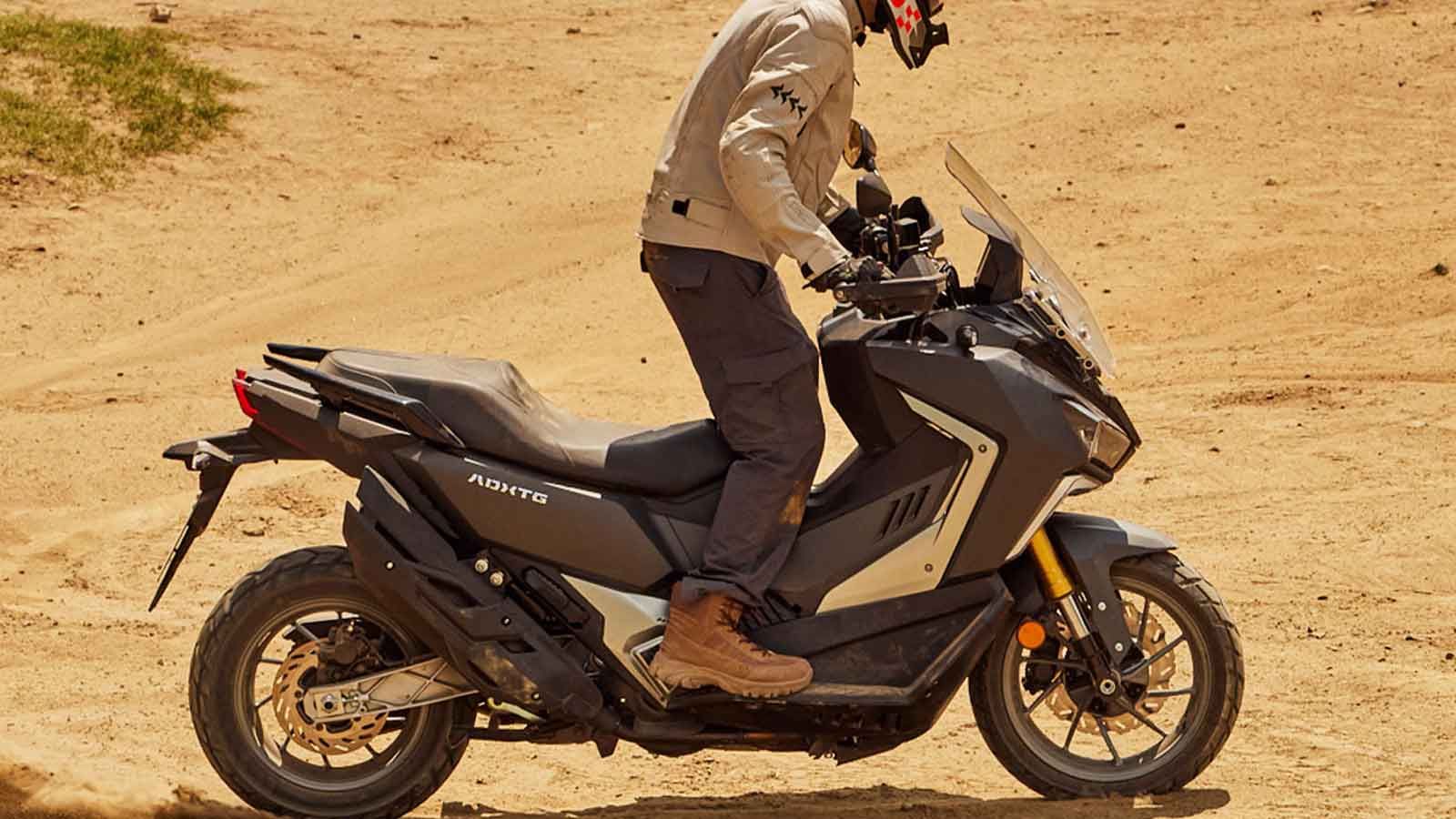 Παράλληλα με το οδοιπορικό, ο Μητσάκης σκοπεύει να επισκεφθεί ελληνικές κοινότητες του Καναδά και της Αλάσκας, συναντώντας αποδήμους που ζουν σε απομα