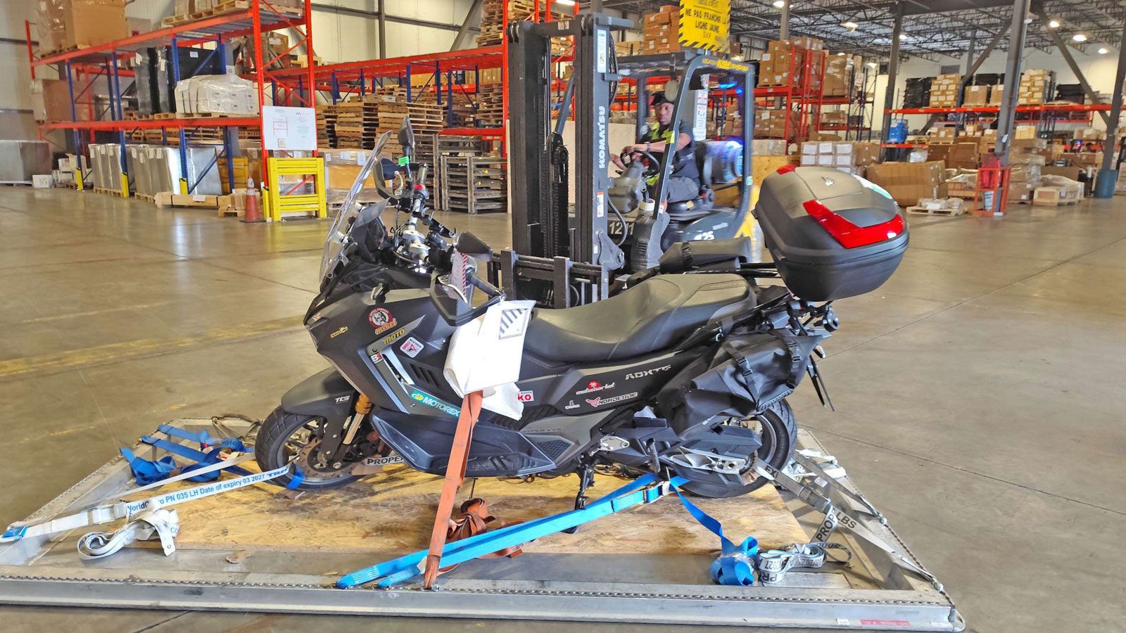 Ο Μητσάκης πέρασε μερικές μέρες στην πόλη για τις απαραίτητες διαδικασίες εκτελωνισμού και παραλαβής του οχήματος, φιλοξενήθηκε από Έλληνες της παροικ