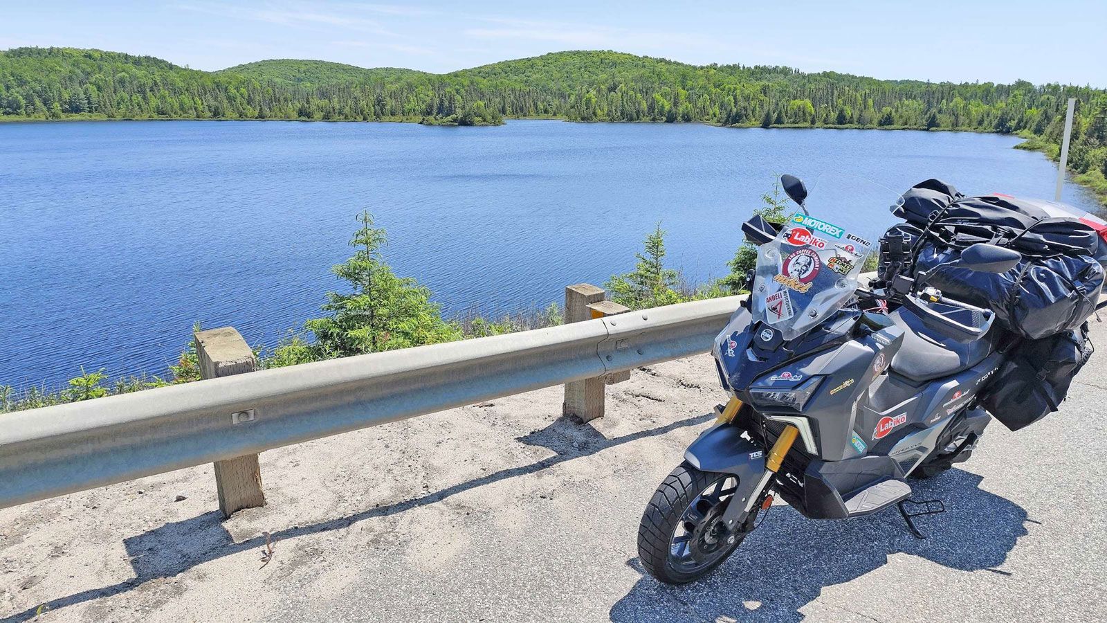 Οδηγώντας μέσα σε καταπράσινα τοπία, ορμητικά ποτάμια και άγρια δάση, ο Κωνσταντίνος Μητσάκης βίωσε μια εμπειρία βαθιάς επαφής με τη φύση του Ανατολικ