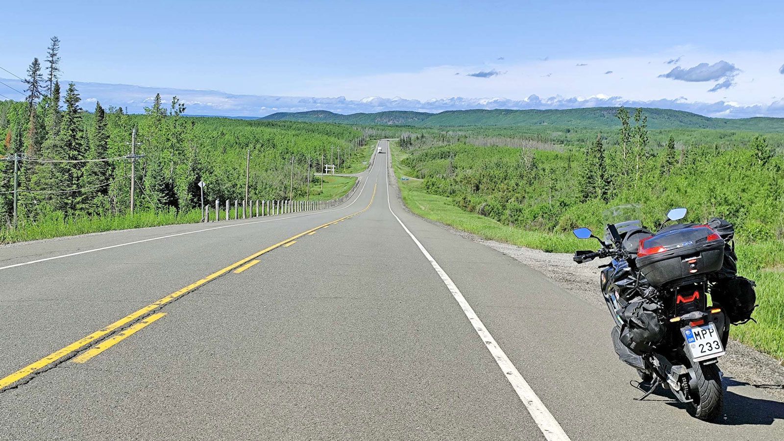 Αν και η συνεχής βροχή έθεσε σοβαρές προκλήσεις, το SYM ADXTG 400 ανταποκρίθηκε με αξιοπιστία, και ο ίδιος προσαρμόστηκε γρήγορα στους αυστηρούς ̵