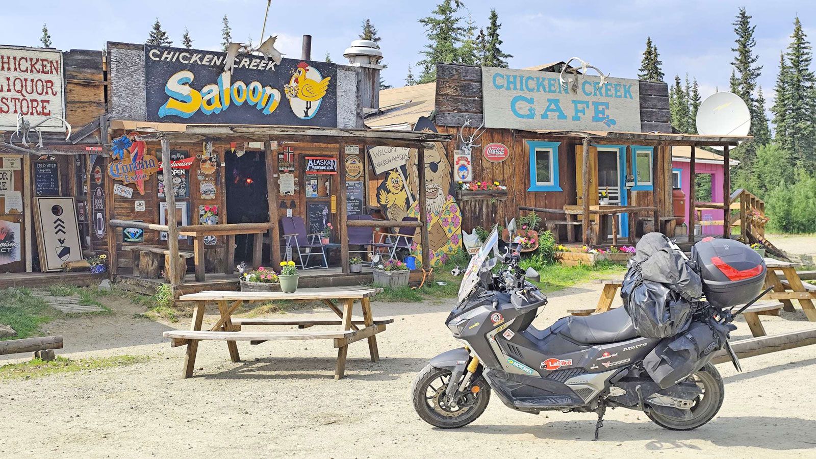 Με το κοντέρ να γράφει ήδη πάνω από 9.500 χιλιόμετρα, το SYM ADXTG 400 συνεχίζει ακούραστα τη διαδρομή επιστροφής, δείχνοντας πως είναι φτιαγμένο για 