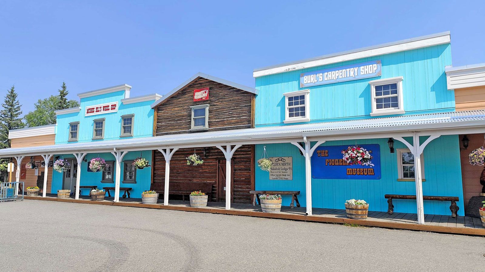 Αφού διέσχισε τον ποταμό Yukon με ferry, ο Μητσάκης βρέθηκε σε ένα σκηνικό γεμάτο σκόνη, ξύλινα κτίρια και εικόνες που θυμίζουν κινηματογραφικό γουέστ