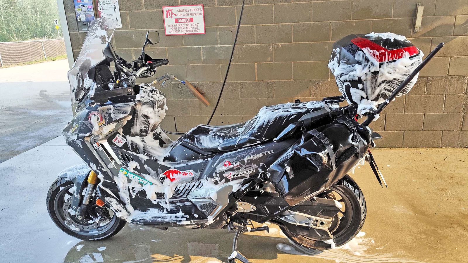 Με «σύντροφο» το SYM ADXTG 400, η διαδρομή περιλάμβανε μια ενδιάμεση στάση στην Fairbanks, τη δεύτερη μεγαλύτερη πόλη της Αλάσκας, για απαραίτητη συντ