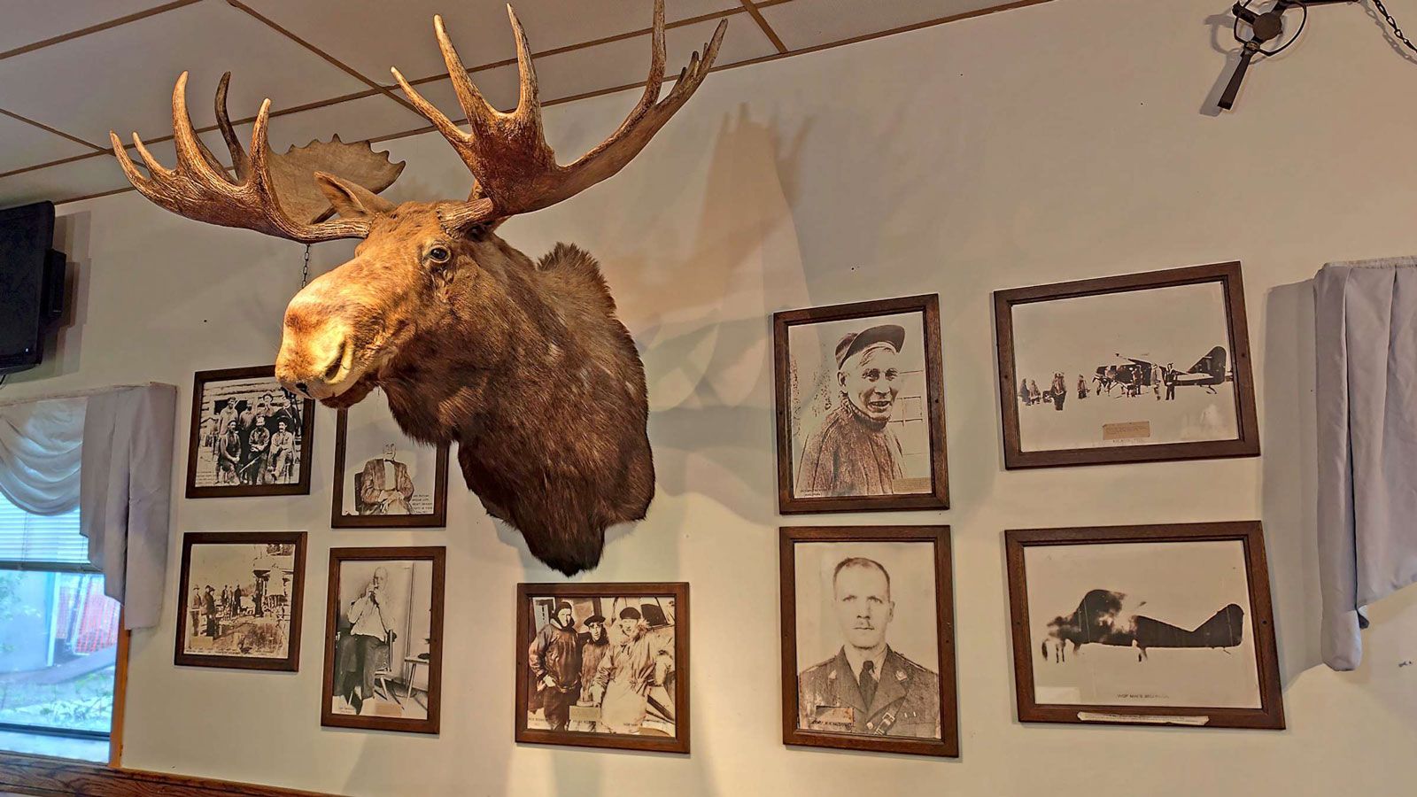 Παρά την παγωνιά του τόπου, η φιλοξενία ήταν θερμή και γεμάτη Ελλάδα. 