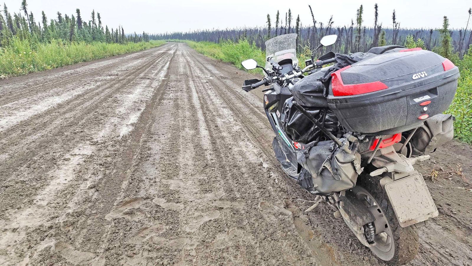 Ο χωμάτινος δρόμος των 410 χιλιομέτρων που ενώνει την Dawson City με τον Αρκτικό Κύκλο αποδείχθηκε ιδιαίτερα σκληρός, με συνεχόμενη βροχή, πυκνή ομίχλ