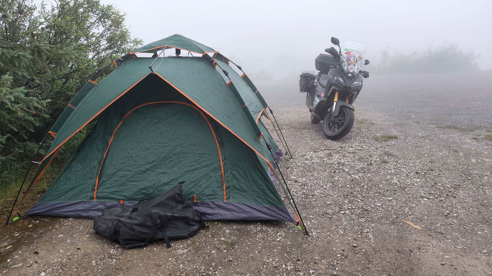 Μετά από 280 δύσκολα χιλιόμετρα και οκτώ ώρες οδήγησης, η πορεία διακόπηκε για μια νυχτερινή κατασκήνωση στην άκρη του δρόμου. 