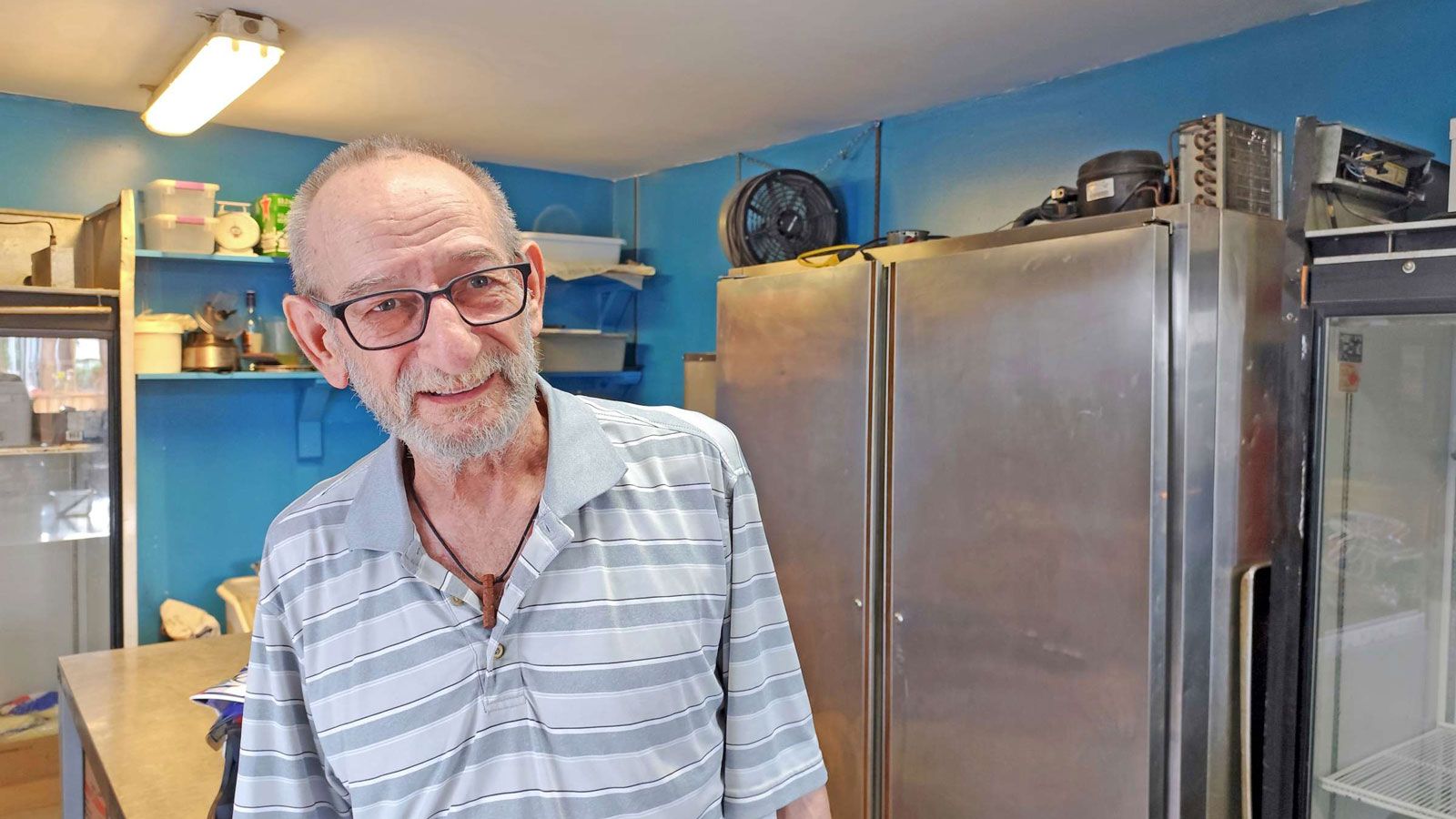 Εκεί, στην πόλη των παλιών χρυσοθήρων, ο Μητσάκης συναντά τον Αντώνη Ντόβα, ιδιοκτήτη του ελληνικού εστιατορίου “The Drunken Goat”. 