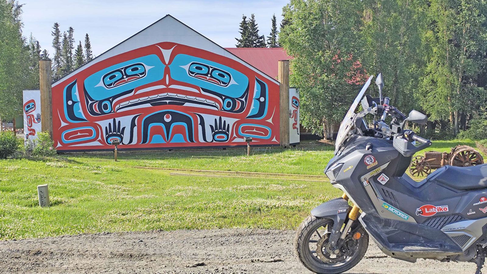 Η επιστροφή του SYM Arctic Route 2025 ξεκινά από τη Dawson City με τελικό προορισμό το Montreal, μέσα από μια κολοσσιαία διαδρομή 6.200 χιλιομέτρων πο