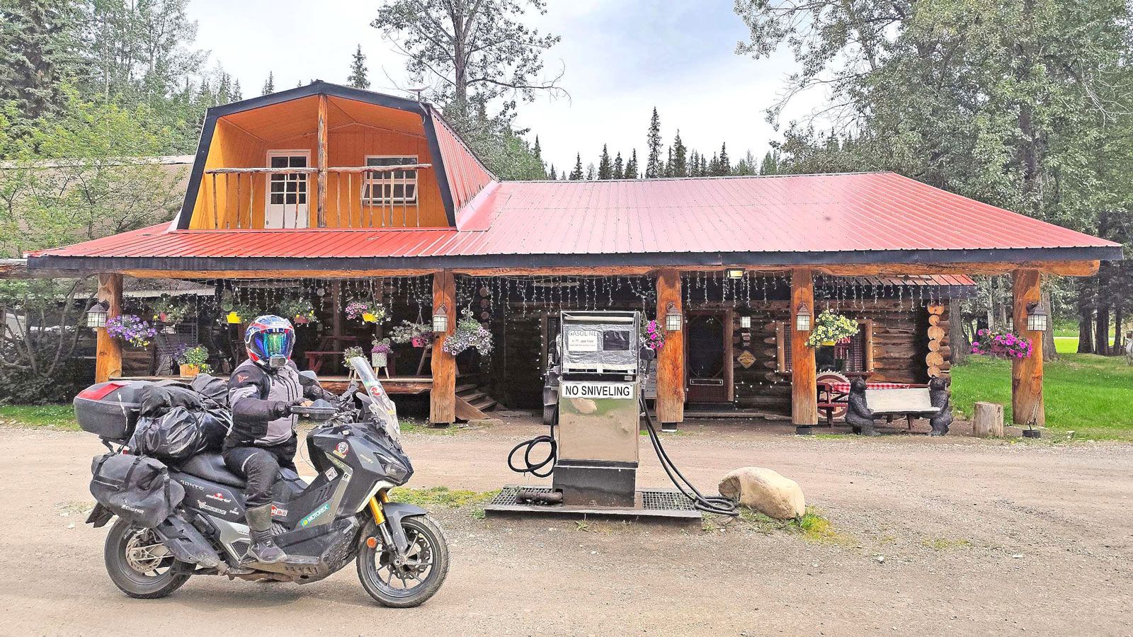 Με το SYM ADXTG 400 να συνεχίζει ακούραστο και τον Κωνσταντίνο Μητσάκη να καταγράφει εμπειρίες μοναδικές, το Arctic Route 2025 πλησιάζει στο φινάλε το