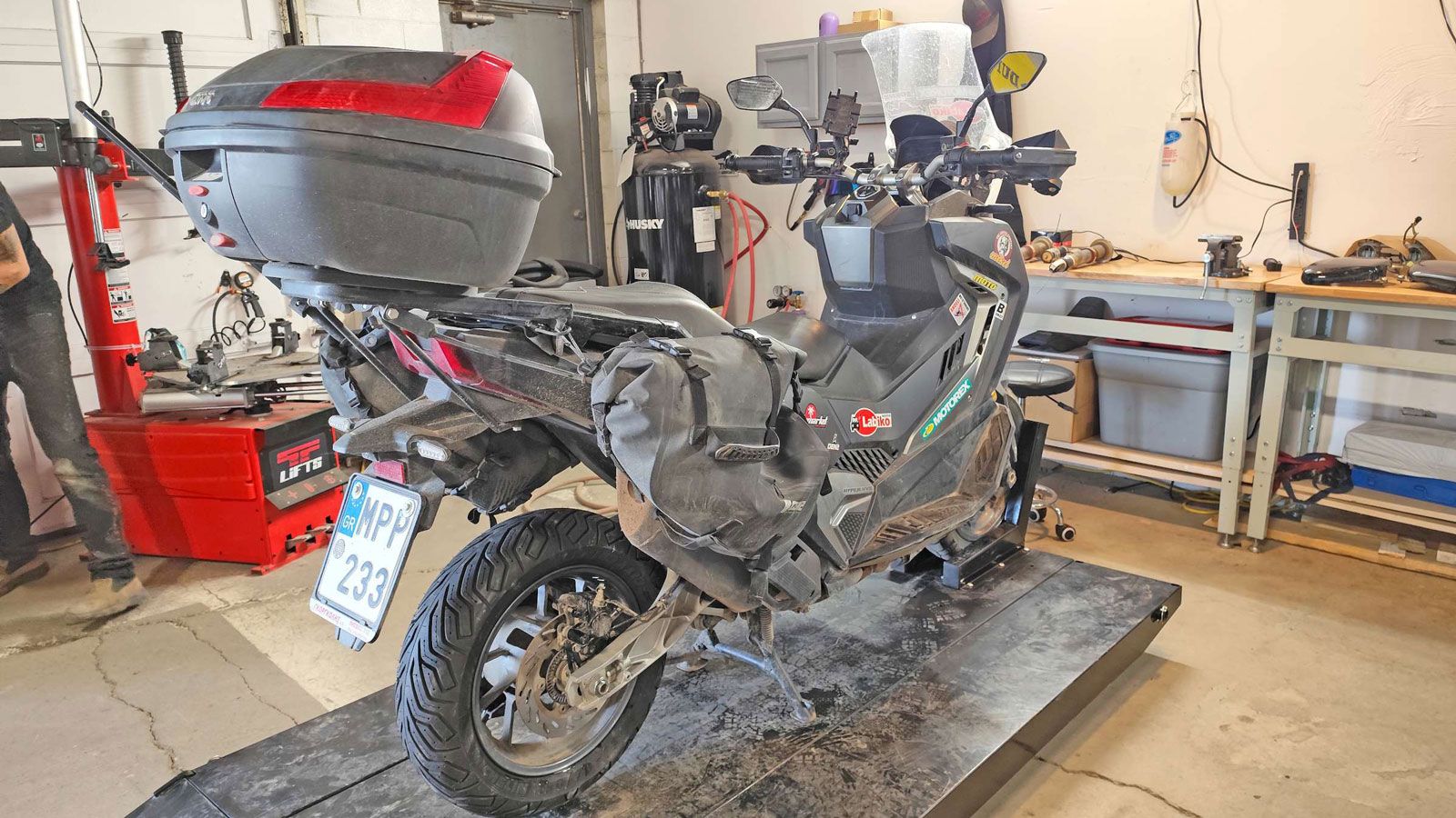 Κατά τη διάρκεια της παραμονής του, έγινε και η αλλαγή του πίσω ελαστικού του SYM ADXTG 400 – μετά από 14.300 χλμ. – με ένα ελαστικό που τ