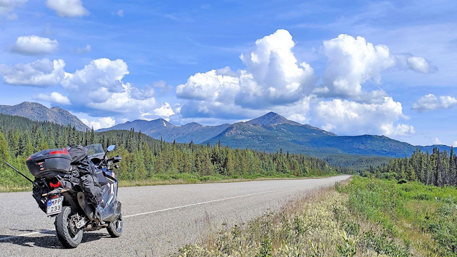 Η συντήρηση του scooter συνεχίζεται μεθοδικά, ακόμα και στις πιο απομακρυσμένες περιοχές, υπογραμμίζοντας τη σημασία της προετοιμασίας σε τέτοιες αποσ