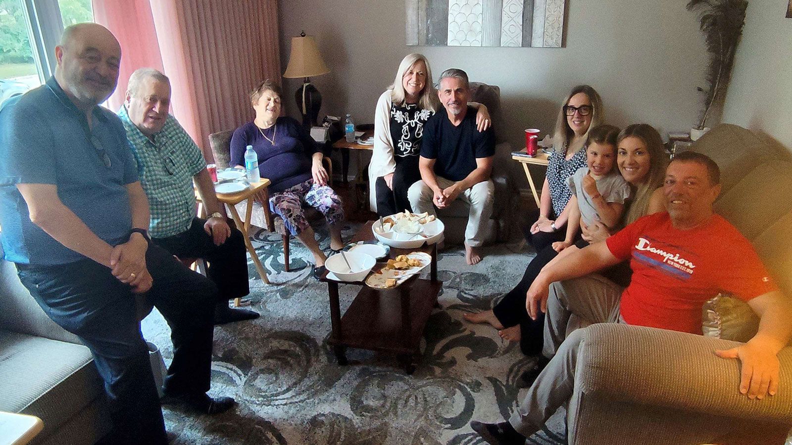 Η επιστροφή από την Αλάσκα γιορτάστηκε με παραδοσιακό ελληνικό τραπέζι, γεμάτο αγαπημένους συγγενείς και φίλους, δημιουργώντας μία από τις πιο συναισθ