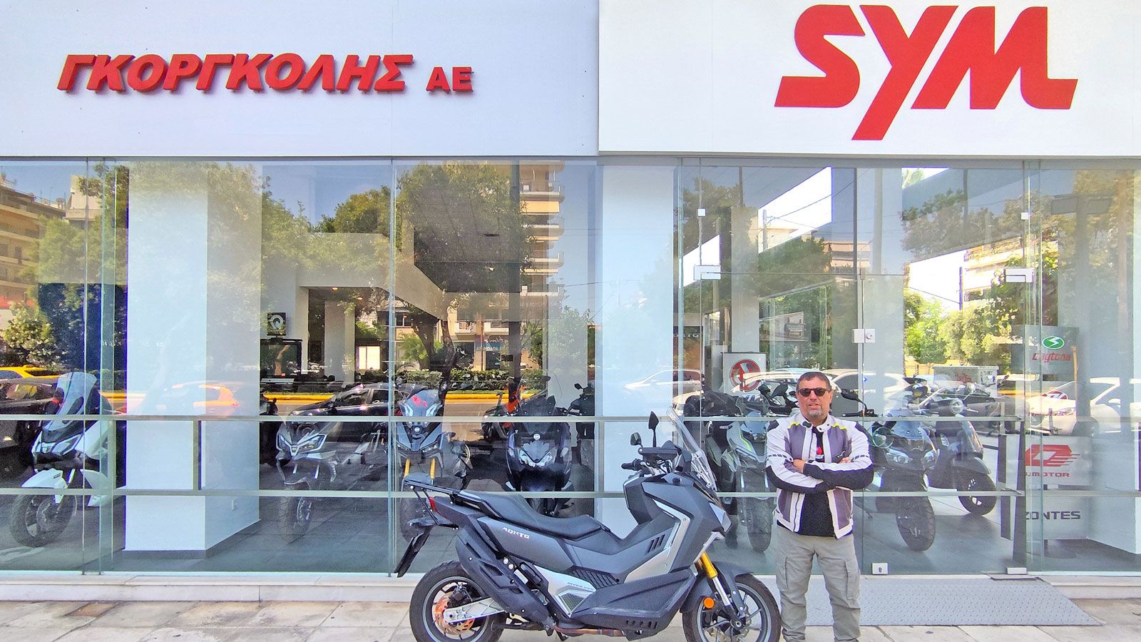 Πιστός στο κάλεσμα της εξερεύνησης, επιλέγει αυτή τη φορά ένα adventure scooter, το SYM ADXTG 400, για να κινηθεί από το Montreal του Καναδά μέχρι το 