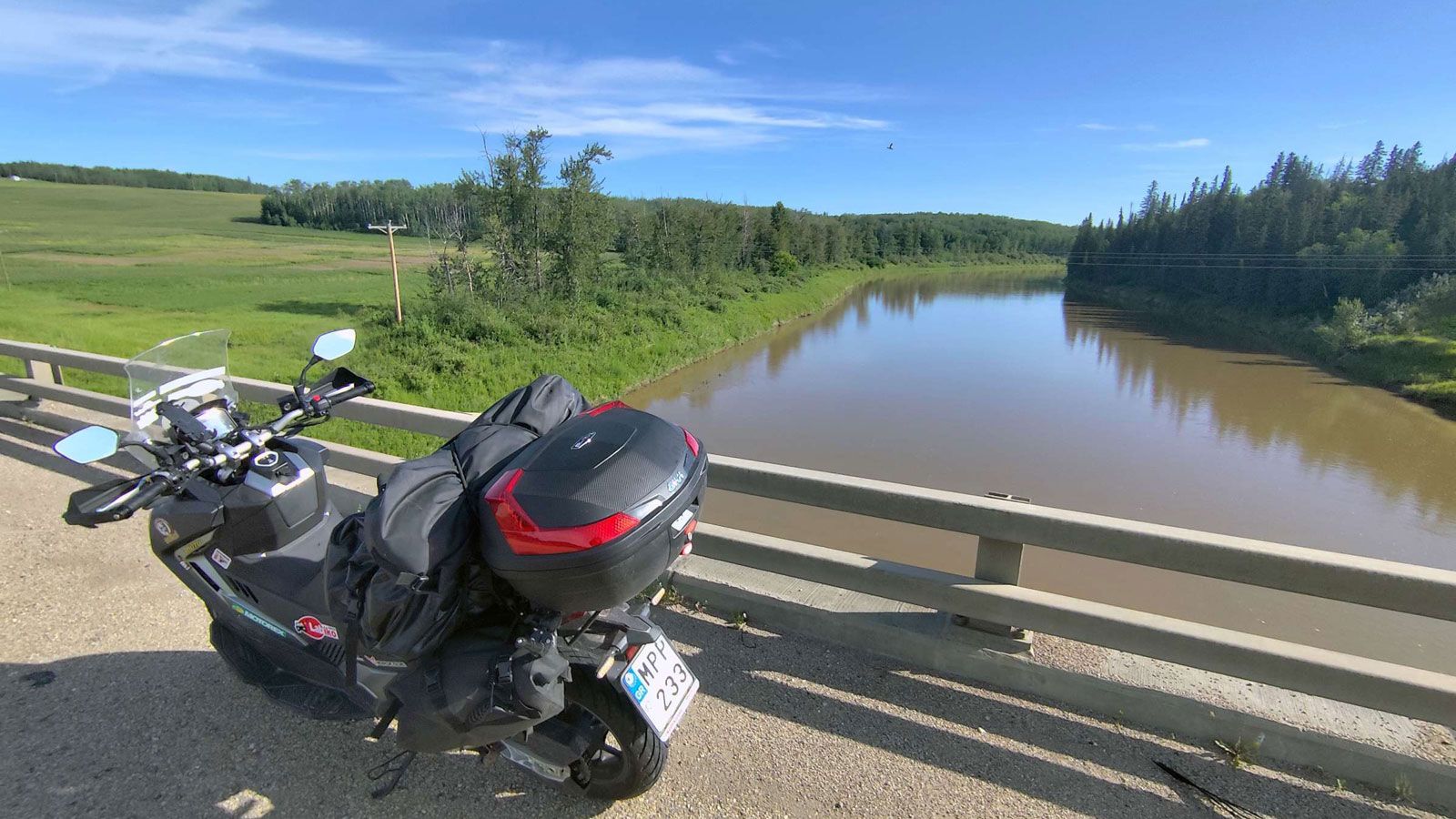 Είναι το σημείο εκκίνησης του θρυλικού ALASKA HIGHWAY, του δρόμου που θα μεταφέρει τον αναβάτη και το SYM ADXTG 400 στα ενδότερα της Βόρειας Αμερικής.