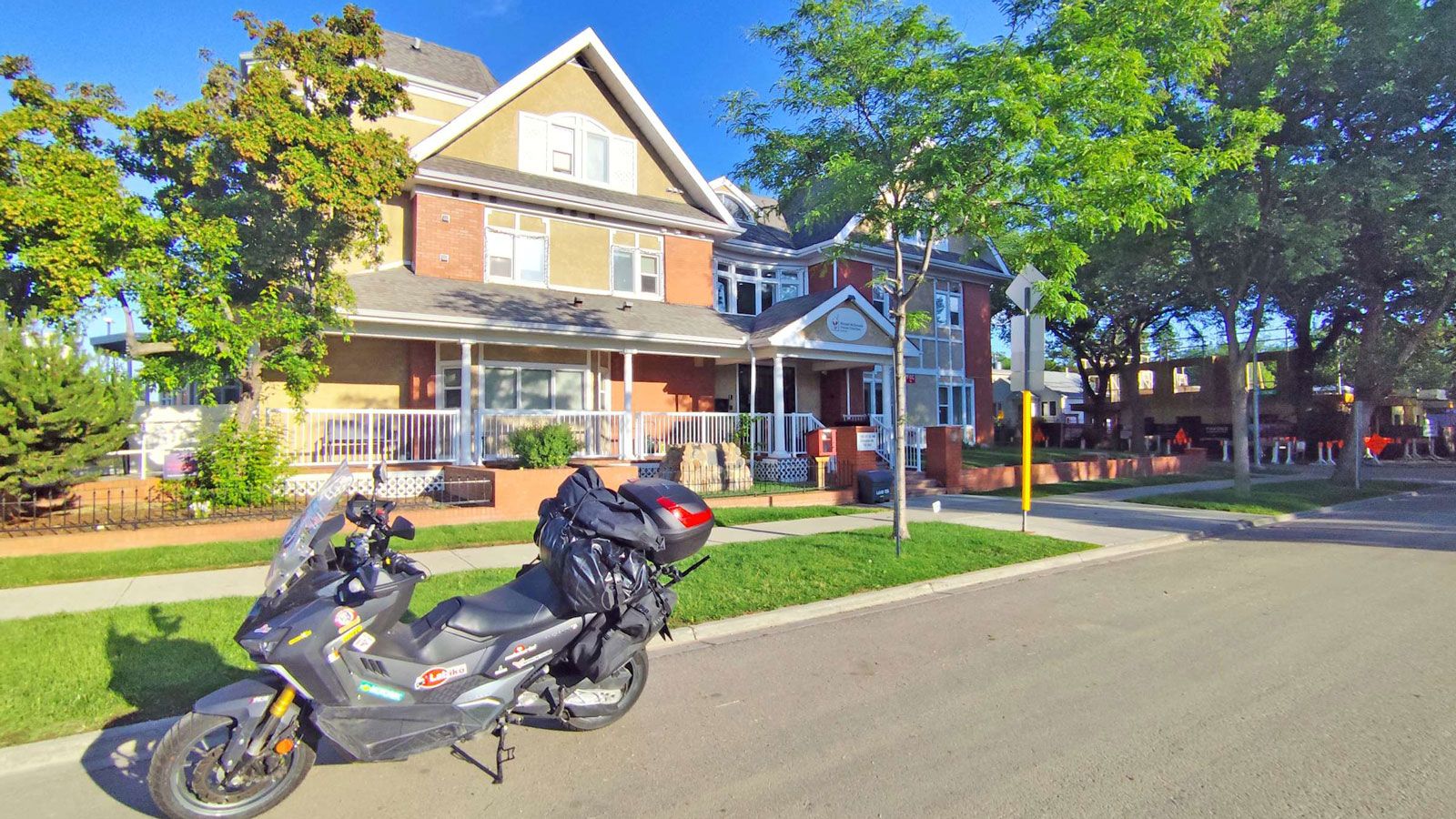 Από εδώ, ξεκινά το πραγματικό άγριο σκηνικό: 2.400 χιλιόμετρα δρόμου μέσα από τα Βραχώδη Όρη, τις άγριες εκτάσεις του Γιούκον και τελικά την καρδιά τη