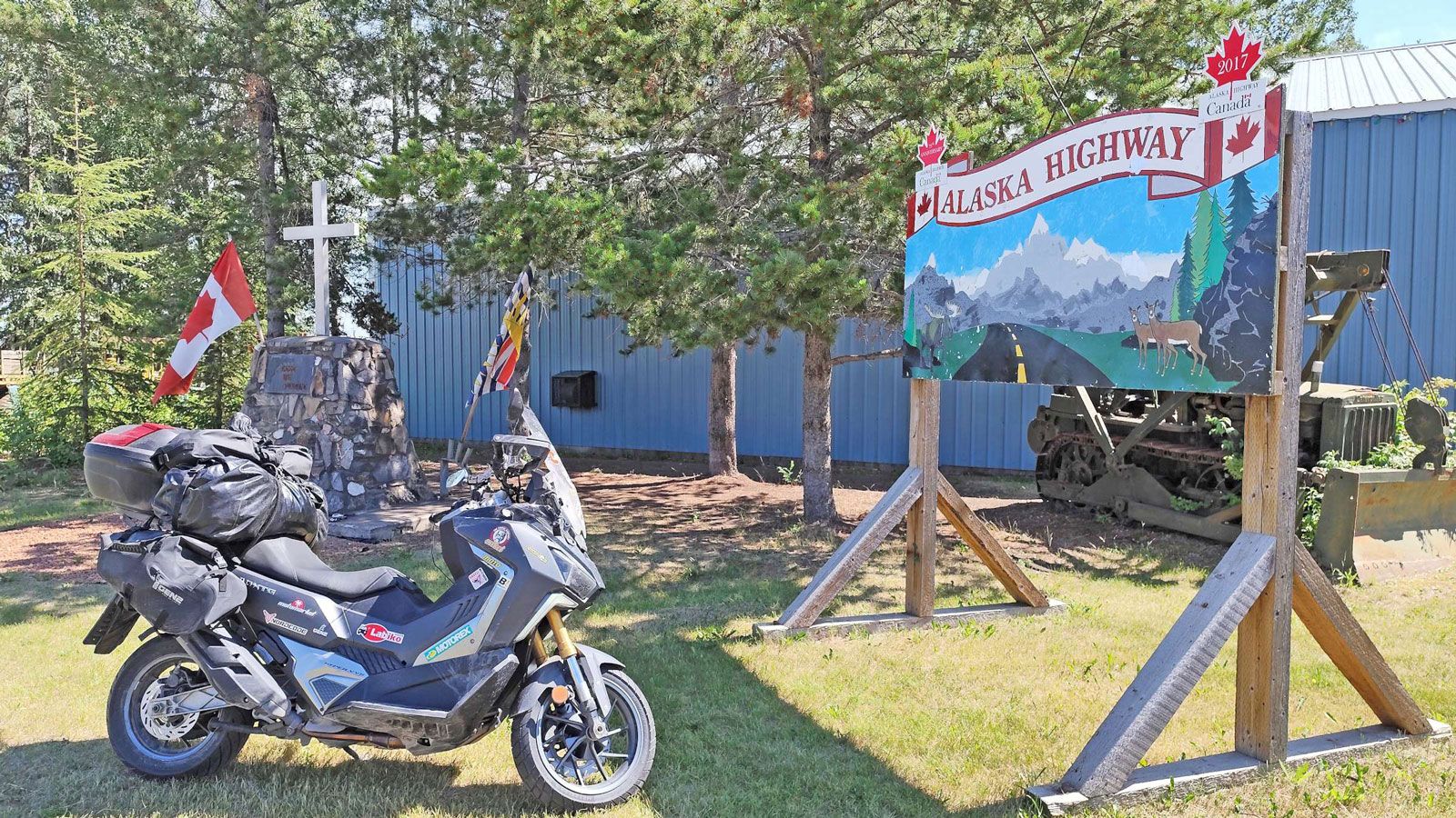 Ο Κωνσταντίνος Μητσάκης, συνεχίζοντας το οδοιπορικό του SYM ARCTIC ROUTE 2025, έβαλε πλώρη για την καρδιά της Αλάσκας μέσω του εμβληματικού Alaska Hig