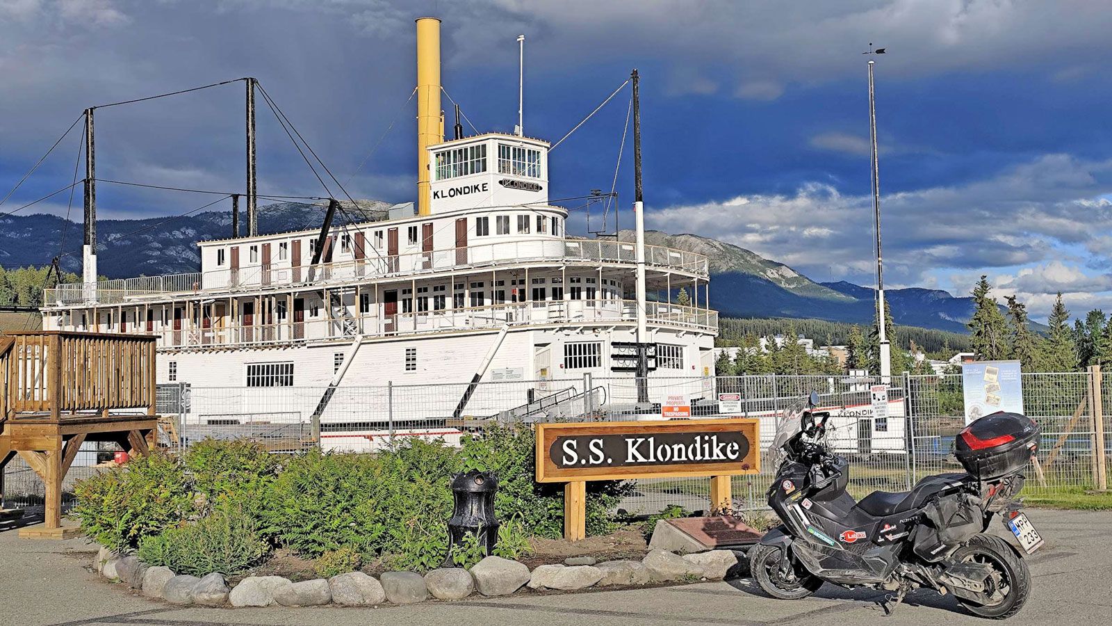 Για τρεις μέρες, η φύση φόρεσε το απόλυτο πράσινο. Κωνοφόρα δάση, ήσυχες λίμνες, οροσειρές που έμοιαζαν με πελώρια κύματα – τοπία που δύσκολα πε