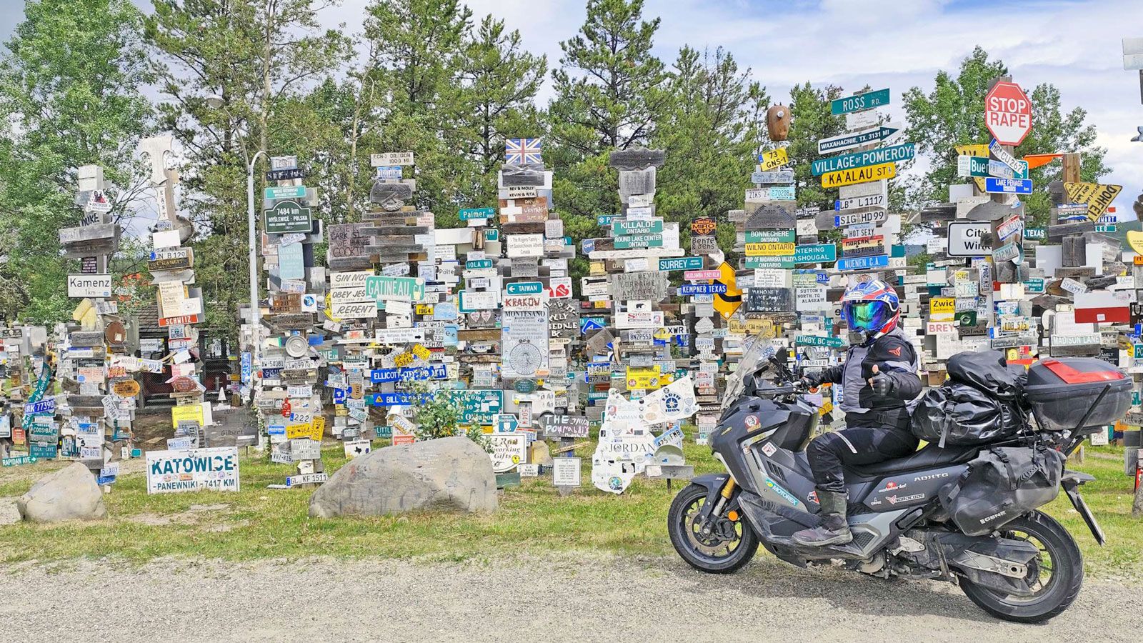 Η πρώτη στάση-έκπληξη του ταξιδιού έγινε στην κωμόπολη Watson Lake, όπου βρίσκεται το περίφημο Sign Post Forest. Ένα θεματικό πάρκο διαφορετικό από τα