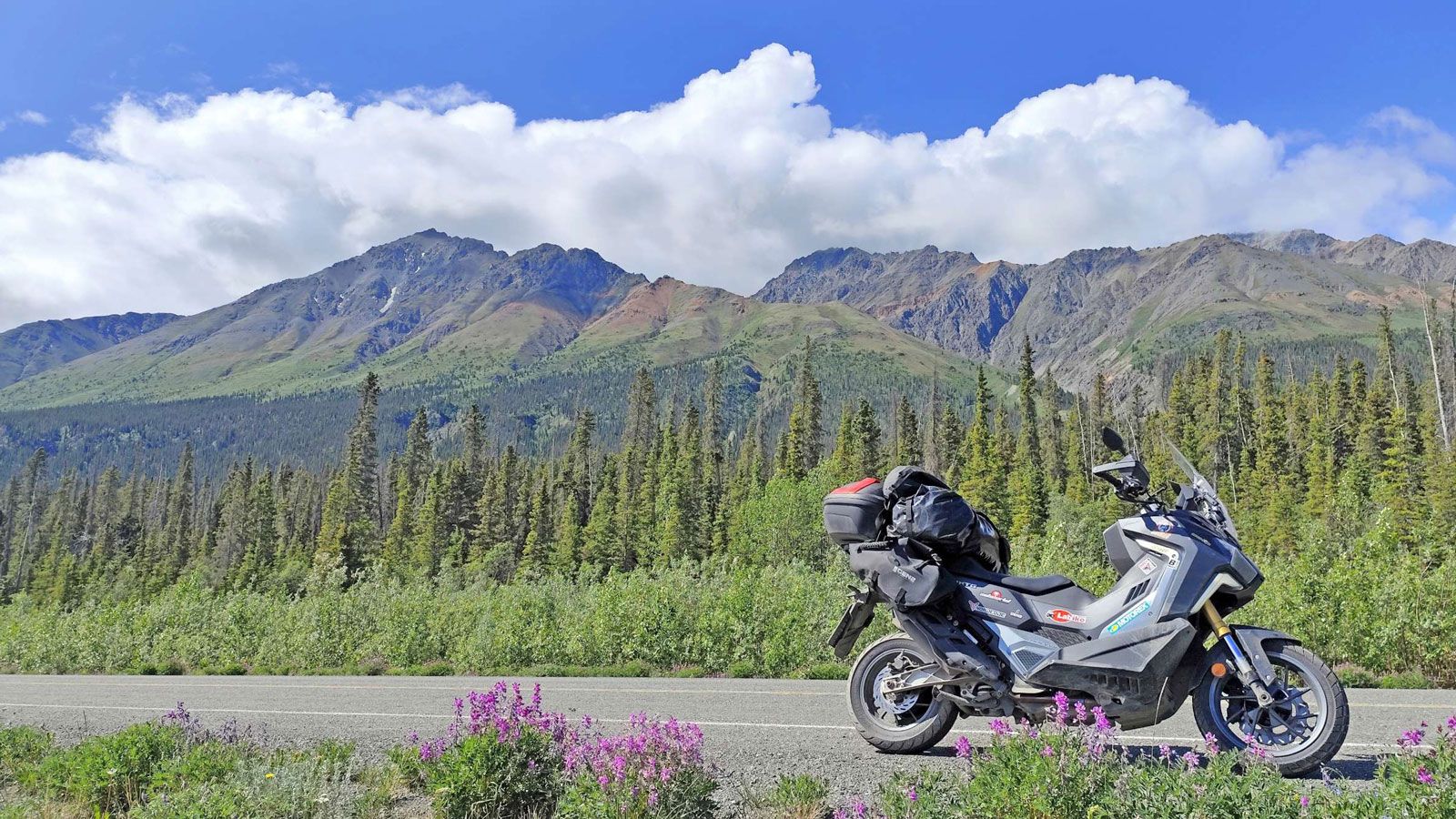 Μετρώντας πλέον 7.000 χιλιόμετρα από την έναρξη της αποστολής, ο Κωνσταντίνος Μητσάκης και το SYM ADXTG 400 έφτασαν στη συνοριακή γραμμή των Ηνωμένων 