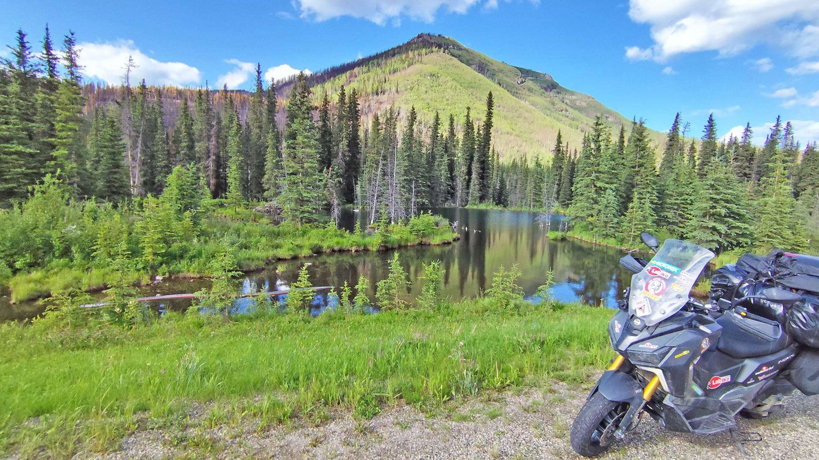 Πιο κοντά από ποτέ στον προορισμό, ο Μητσάκης οδηγεί πλέον με την Αλάσκα στον ορίζοντα και το Βόρειο Πόλο στην πυξίδα. Κάθε επόμενο χιλιόμετρο είναι κ