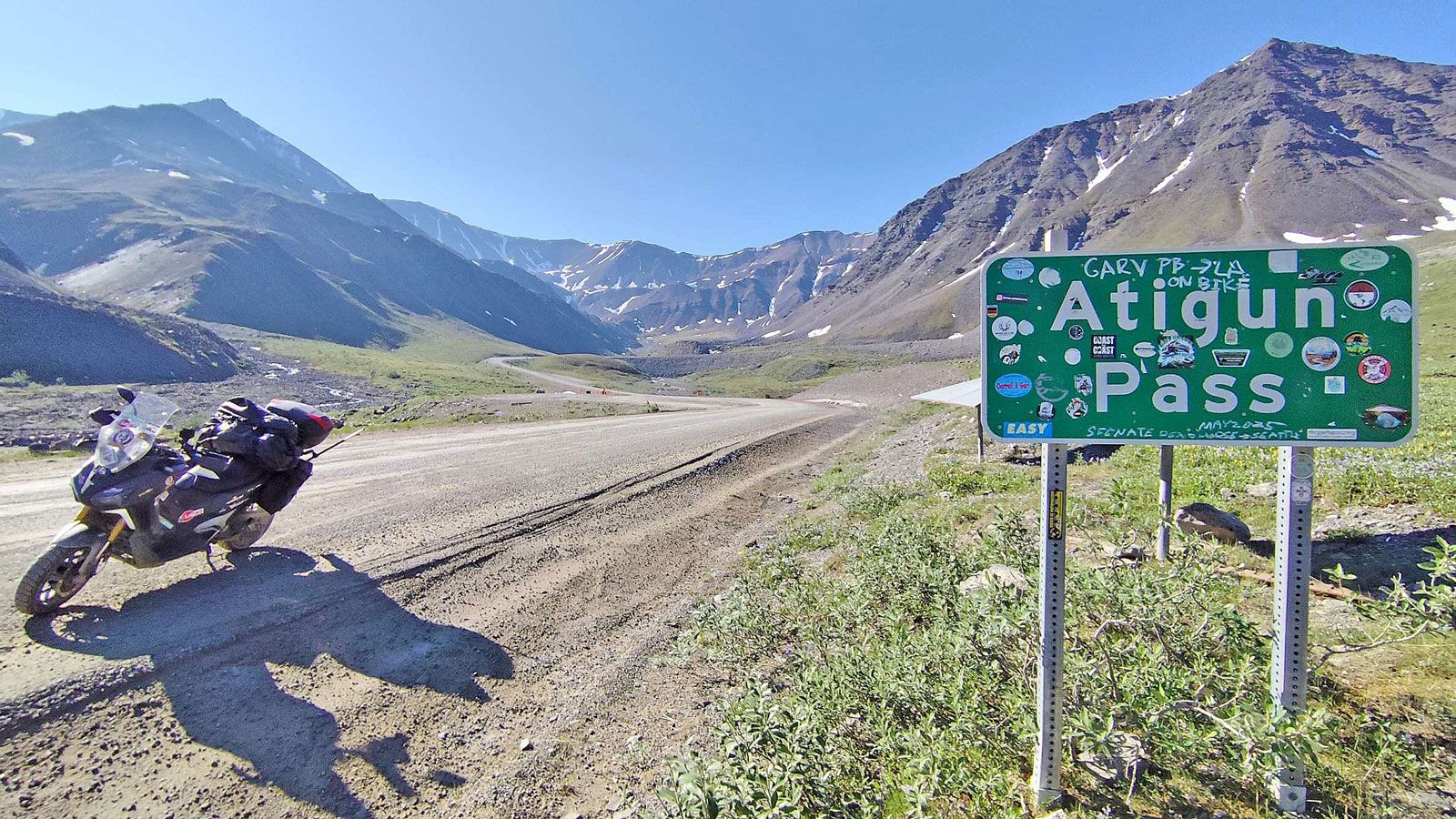 Το πέρασμα από το Atigun Pass (1.470 μ.) αποτελεί την υψηλότερη και πιο θεαματική διάσχιση της διαδρομής, με το SYM ADXTG 400 να ανταπεξέρχεται στις υ