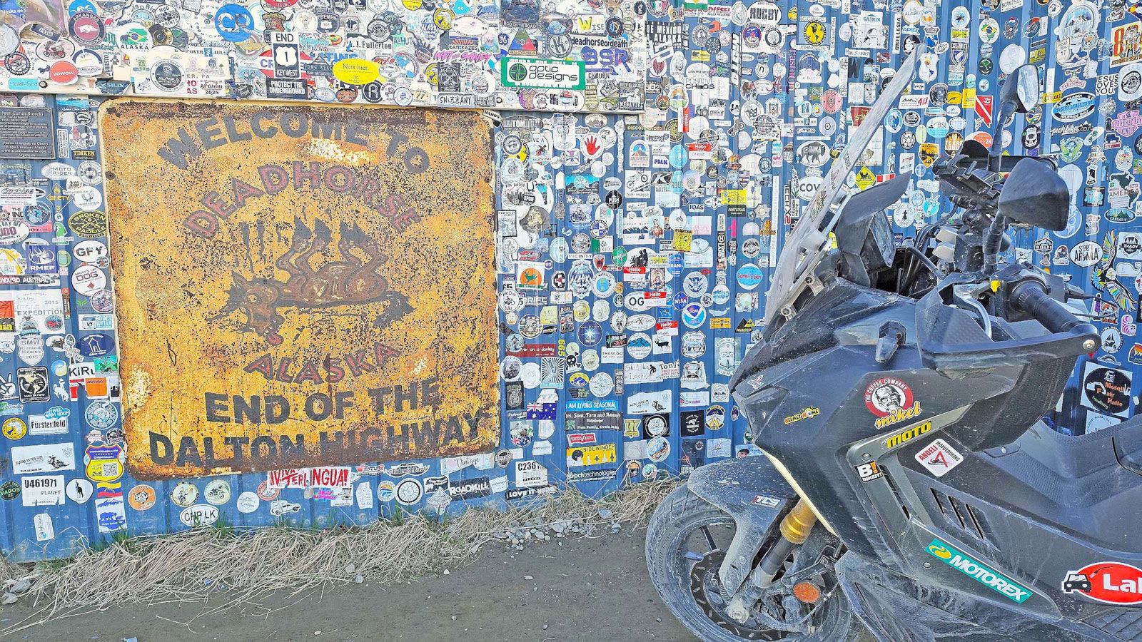  Η πορεία πάνω στον θρυλικό Dalton Highway αποδείχθηκε απαιτητική, απομονωμένη και γεμάτη προκλήσεις, με τον αναβάτη να ετοιμάζεται προσεκτικά για την