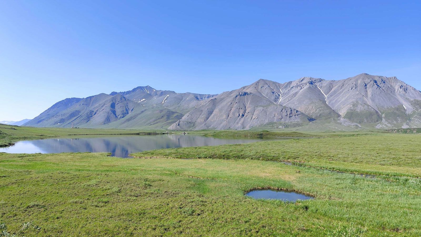 Η φύση αλλάζει καθώς ο δρόμος οδηγεί από δασώδεις εκτάσεις στην ανοιχτή βλάστηση της τούνδρας, με τη θερμοκρασία και το τοπίο να θυμίζουν ότι η αποστο