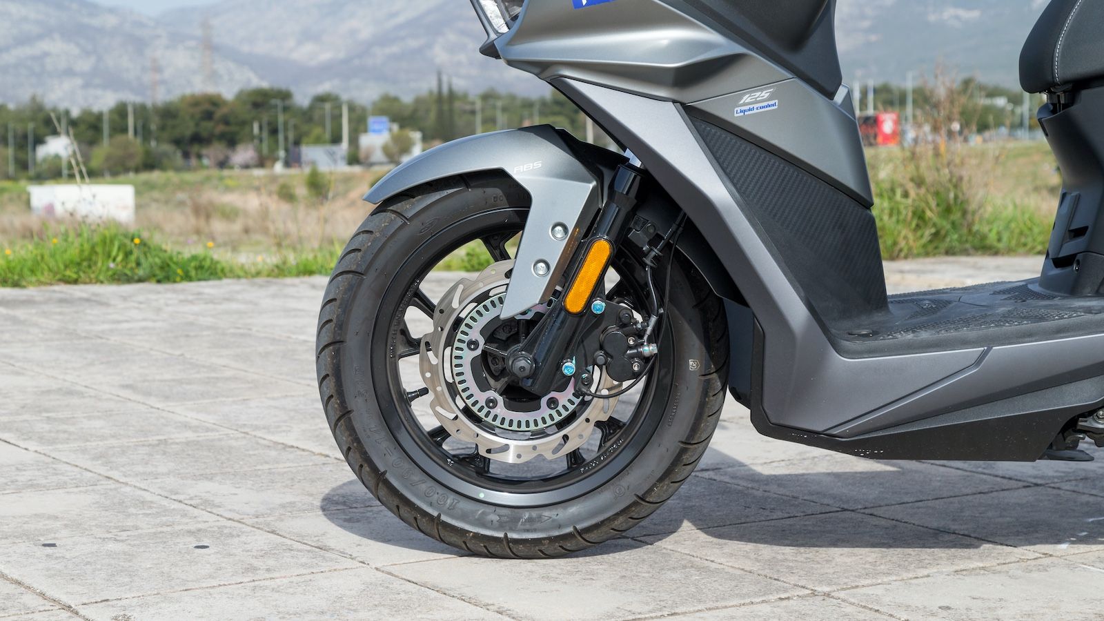 Τηλεσκοπικό πιρούνι με διαδρομή 100 χιλιοστών και δίσκος διαμέτρου 260 χιλιοστών με ABS.