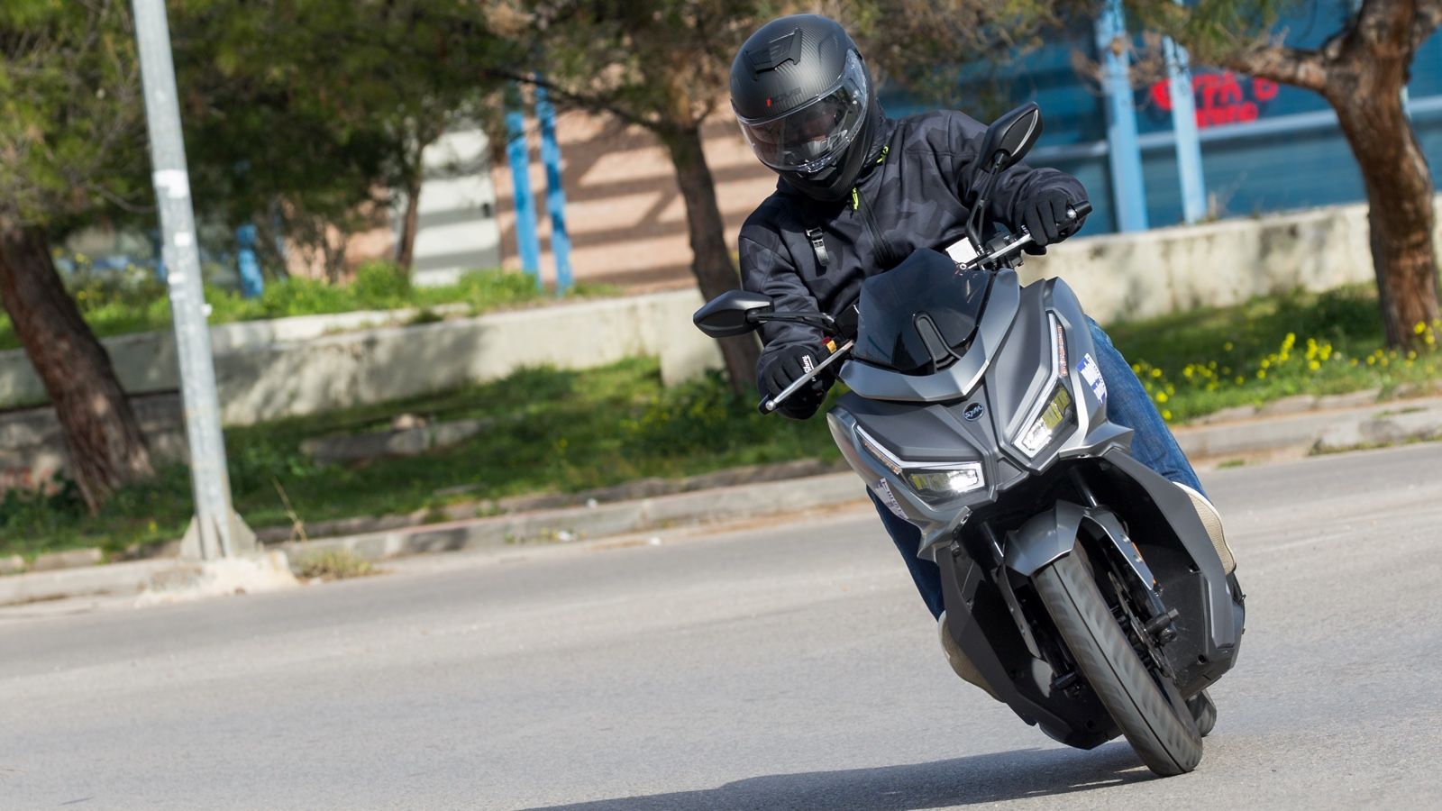 Τα πολύ καλά ελαστικά πρώτης τοποθέτησης, εμπνέουν εμπιστοσύνη και συνεπικουρούν στο αίσθημα της σιγουριάς.