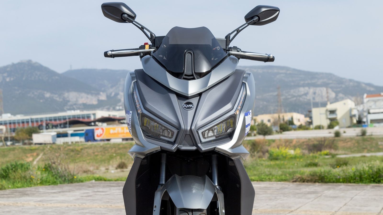 Αγριεμένη μπροστινή όψη...