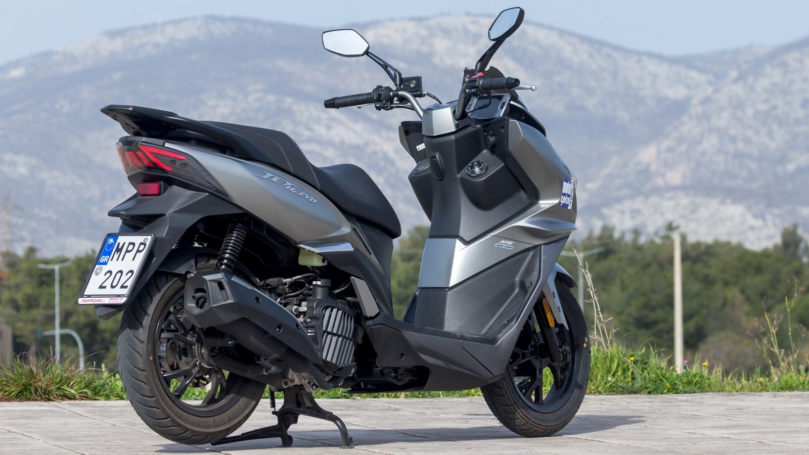 ... που όμως μαλακώνει όσο το μάτι πηγαίνει προς τα πίσω.