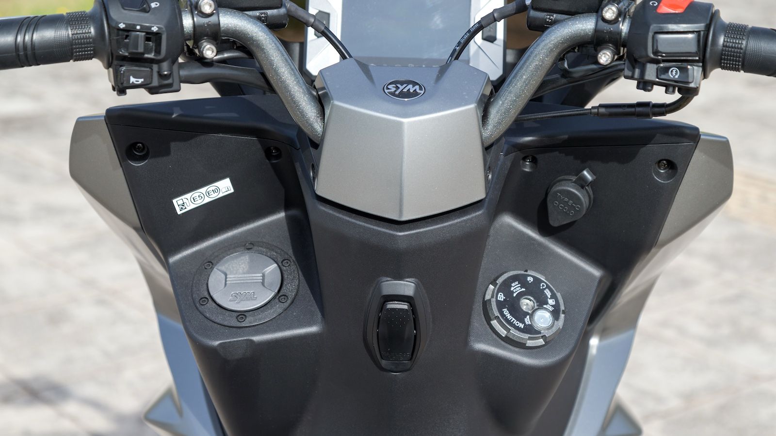 Εξαιρετικά βολική η τοποθέτηση της τάπας πλήρωσης του ρεζερβουάρ.