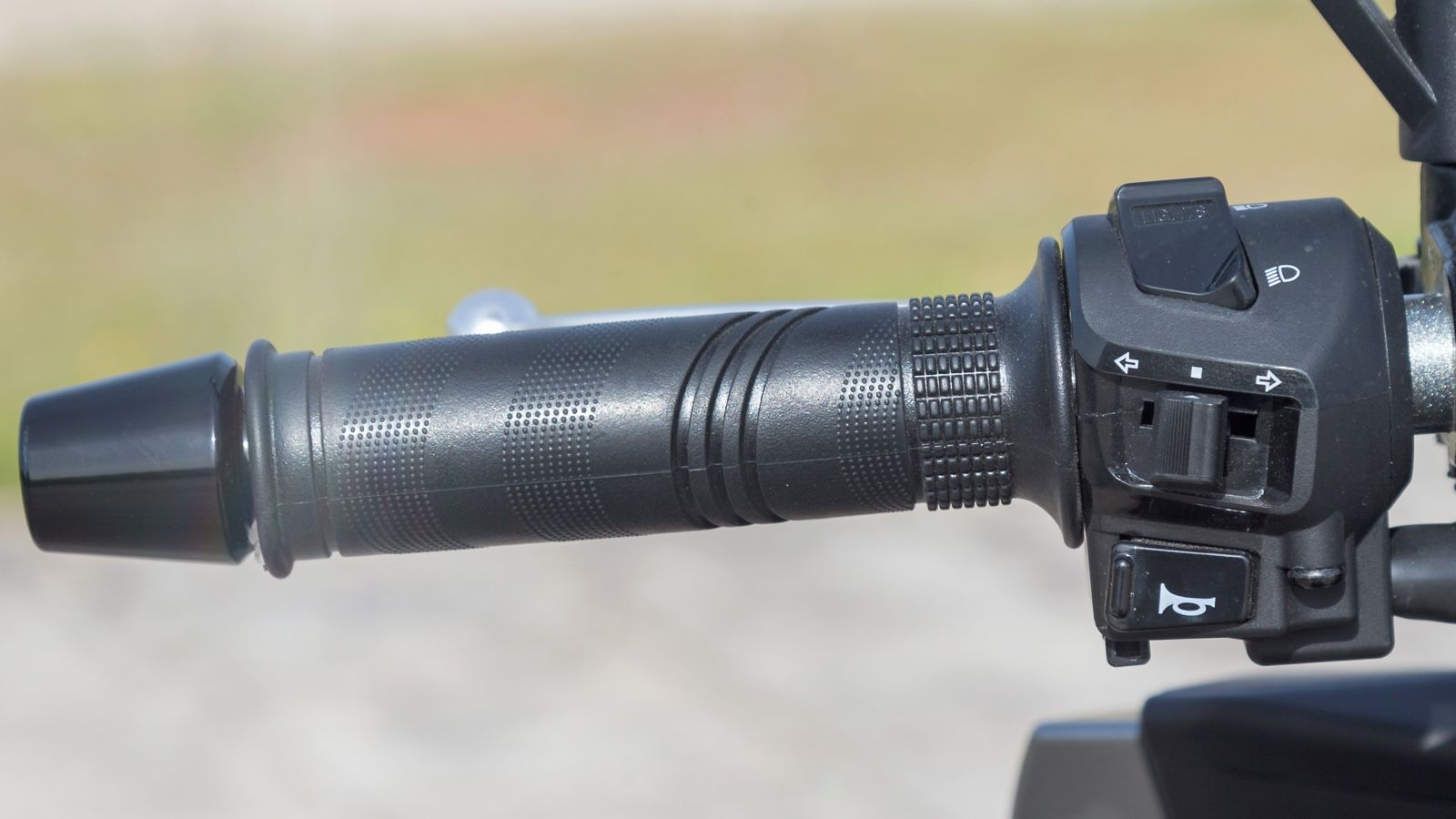 Διακόπτες με γυαλιστερή υφή για να μην «κολλάνε» στο χέρι.