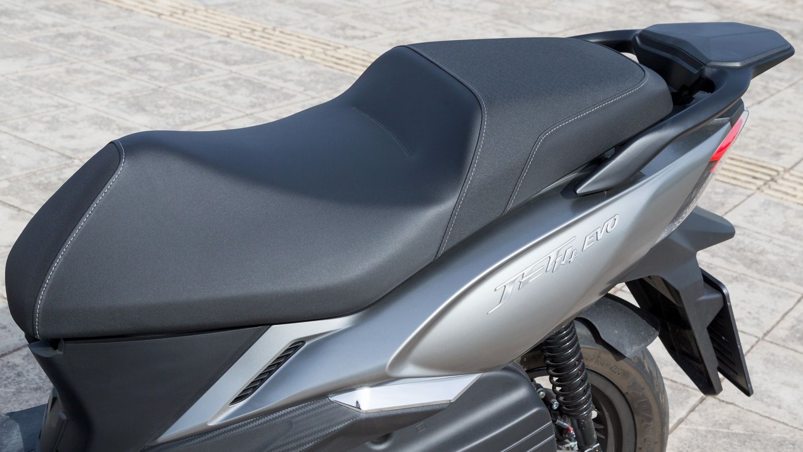 Σέλα με υποστήριξη μέσης αναβάτη και άνετο αφρώδες. Τα μαρσπιέ του συνεπιβάτη είναι πιο μακριά από το αναμενόμενο.