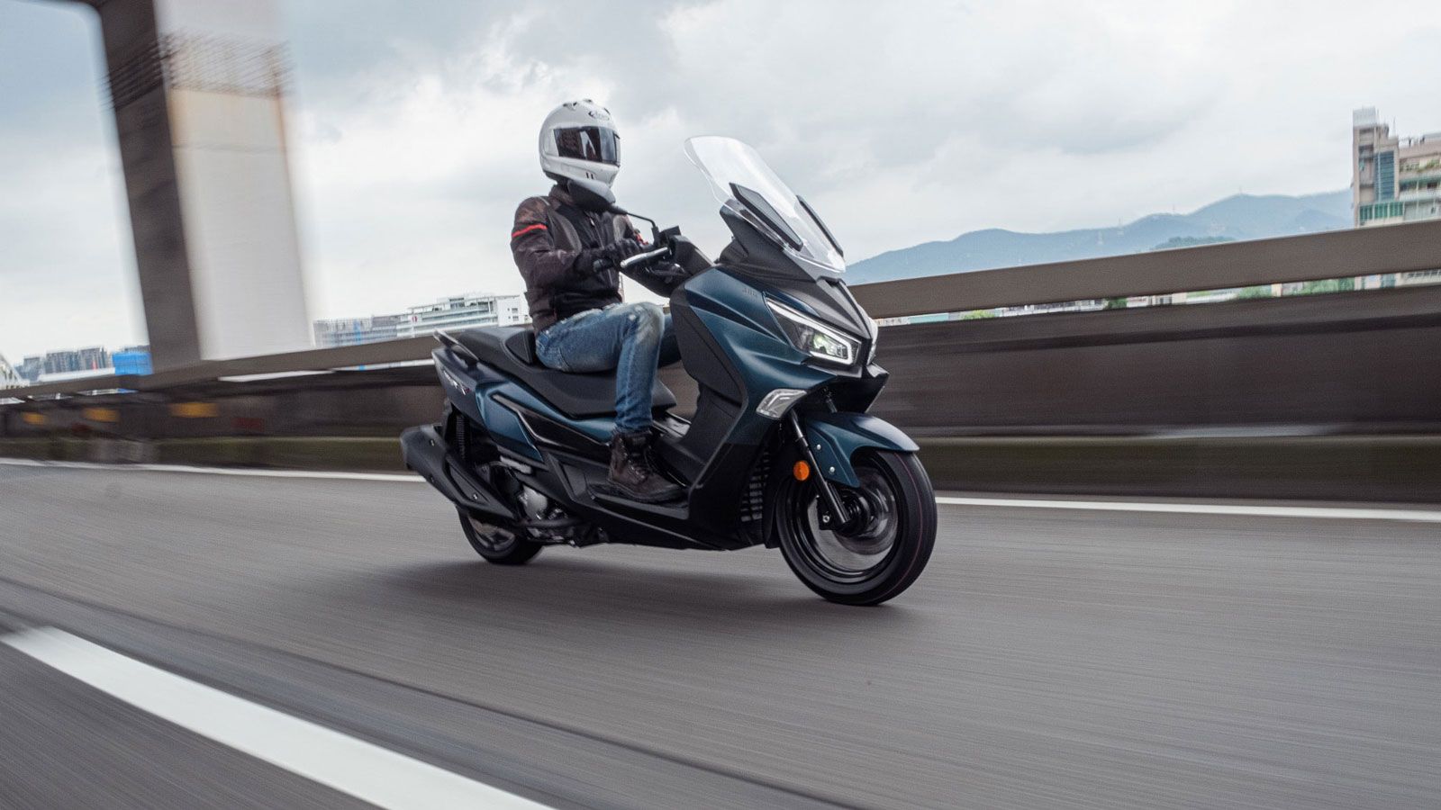 Οι αναρτήσεις με τηλεσκοπικό πιρούνι 100 mm εμπρός και δύο ρυθμιζόμενα αμορτισέρ πίσω προσφέρουν ισορροπία ανάμεσα σε άνεση και σταθερότητα, καθιστώντ