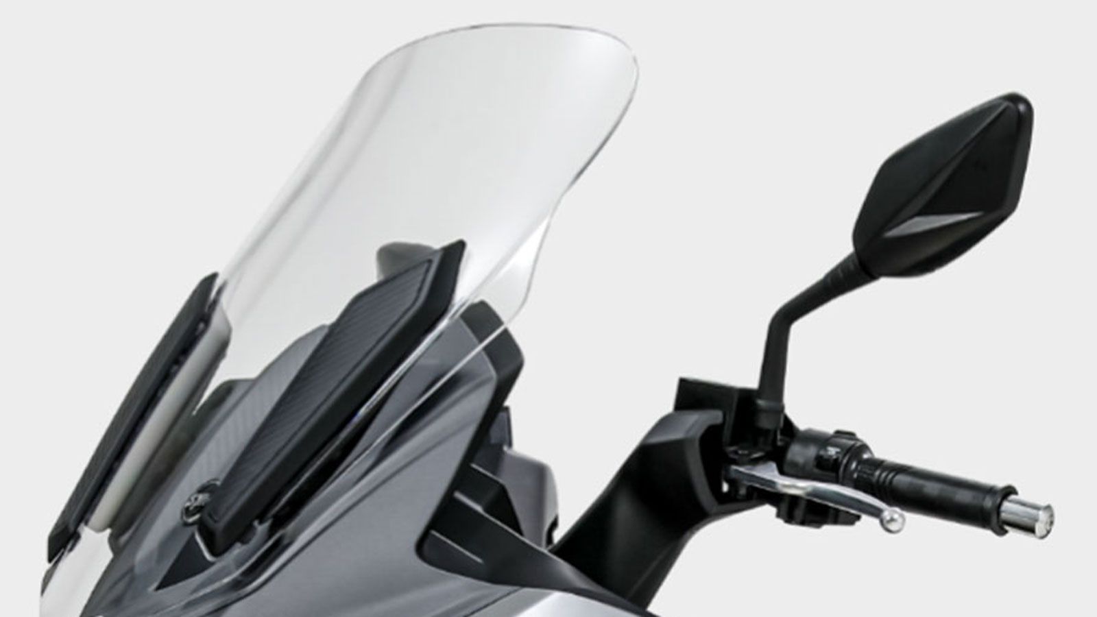 Η ρυθμιζόμενη ζελατίνα σε δύο θέσεις ενισχύει την προστασία από τον αέρα και προσαρμόζεται ανάλογα με το ύψος του αναβάτη. 