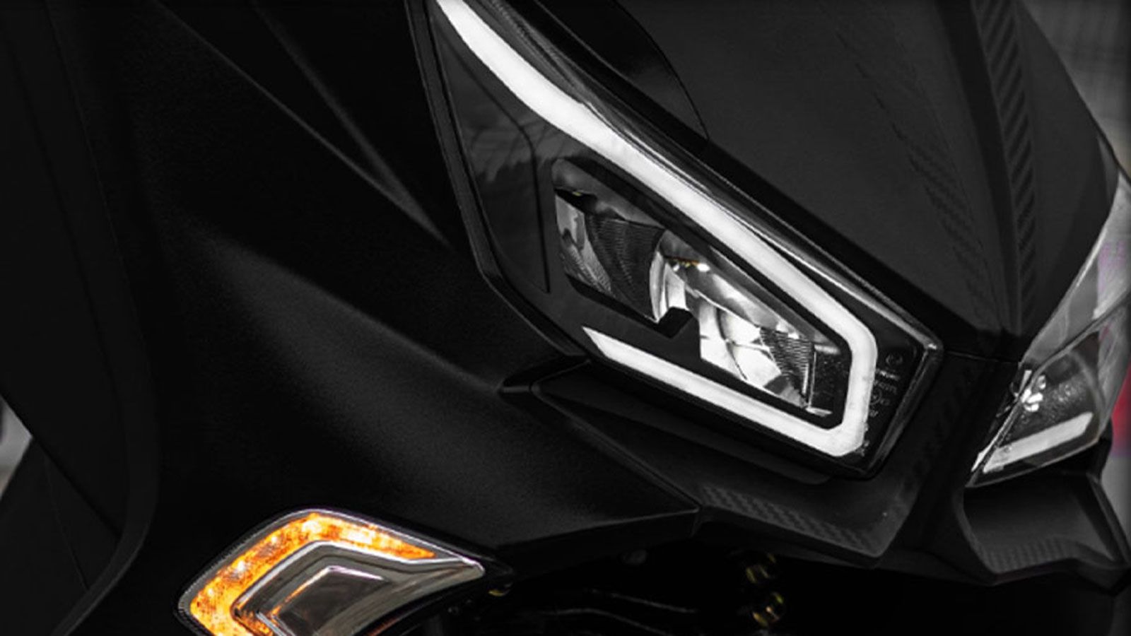 Το εμπρός τμήμα ξεχωρίζει με την αιχμηρή μάσκα, τα full-LED φωτιστικά σώματα και τα ενσωματωμένα φλας, δίνοντας μια ξεκάθαρη ταυτότητα που αποπνέει δυ