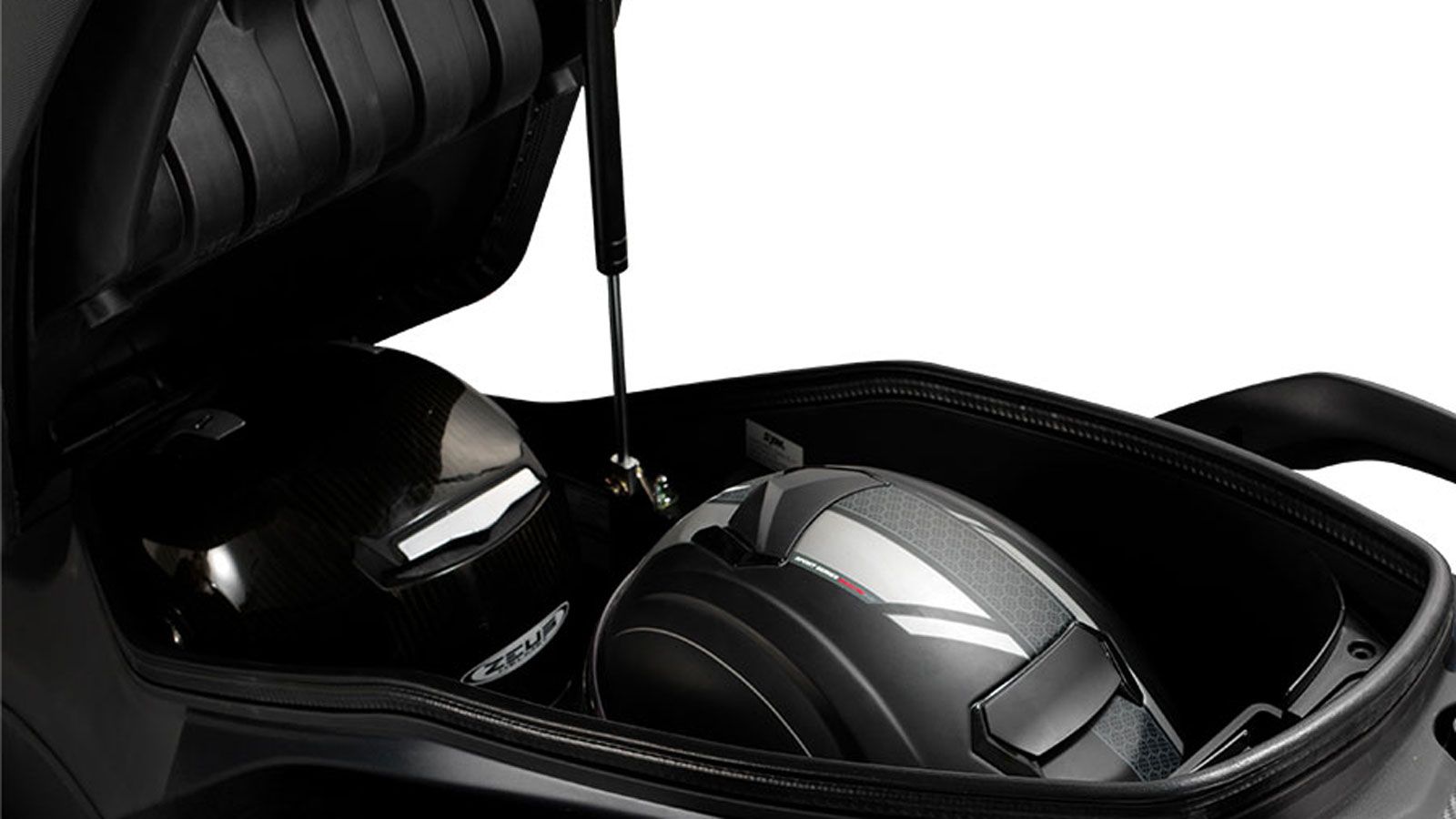 Από εκεί και πέρα, οι χώροι αποθήκευσης κάνουν τη διαφορά: το υπό-σέλας διαμέρισμα 45 λίτρων χωράει δύο κράνη, ενώ το εμπρός ντουλαπάκι προσφέρει άμεσ