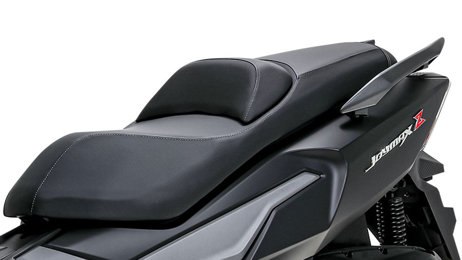 Η άνεση αποτελεί βασικό πυλώνα της φιλοσοφίας του JOYMAX Z. Με σέλα τοποθετημένη στα 755 mm και ρυθμιζόμενη πλάτη οδηγού, ο αναβάτης απολαμβάνει ξεκού