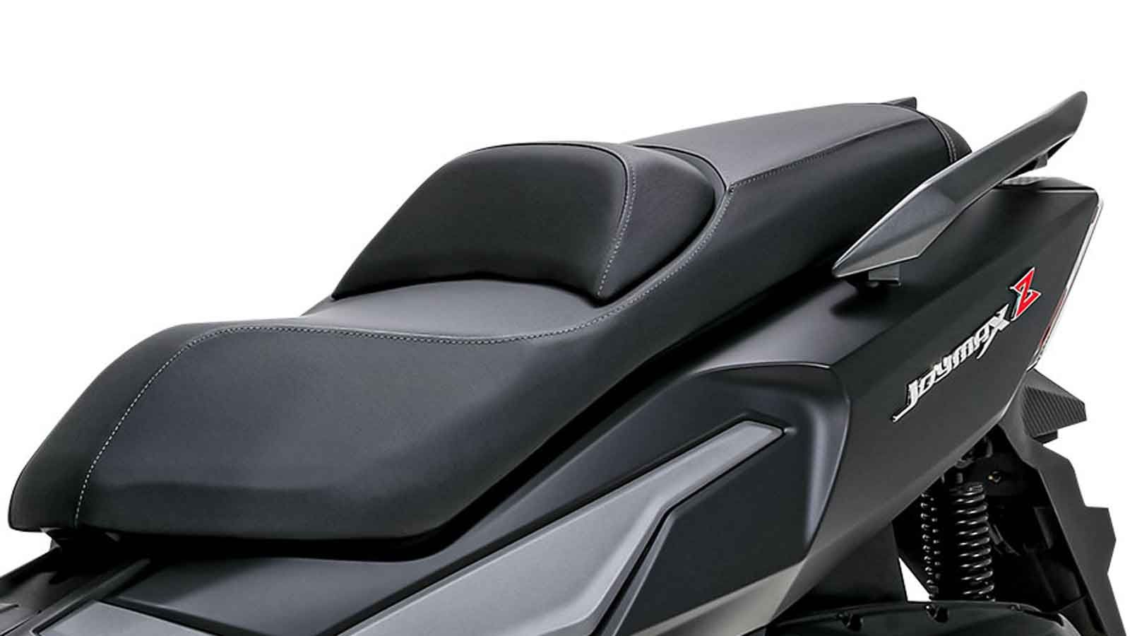 Η σέλα ύψους 760 χιλιοστών και η ρυθμιζόμενη πλάτη δημιουργούν εργονομικές συνθήκες οδήγησης, με δύο διαφορετικές θέσεις ποδιών – μία όρθια και 