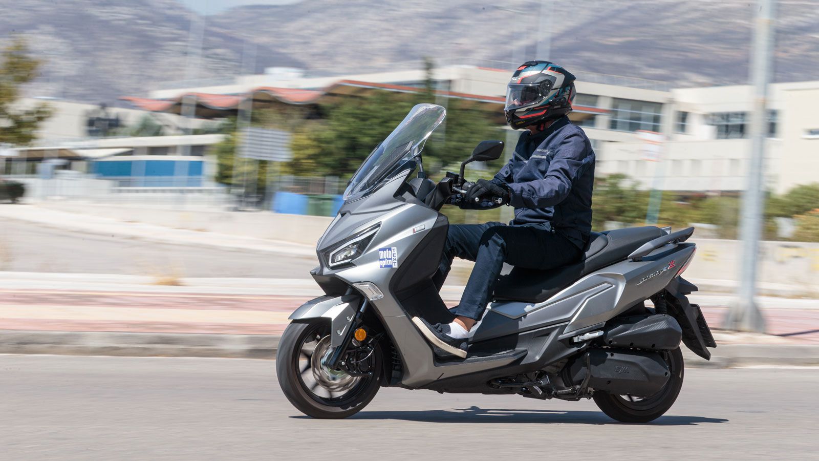 Η SYM έχει αποδείξει ξανά και ξανά ότι ξέρει να «διαβάζει» τις ανάγκες του αναβάτη και το νέο Joymax Z3i έρχεται να ενισχύσει αυτήν την παράδοση. 