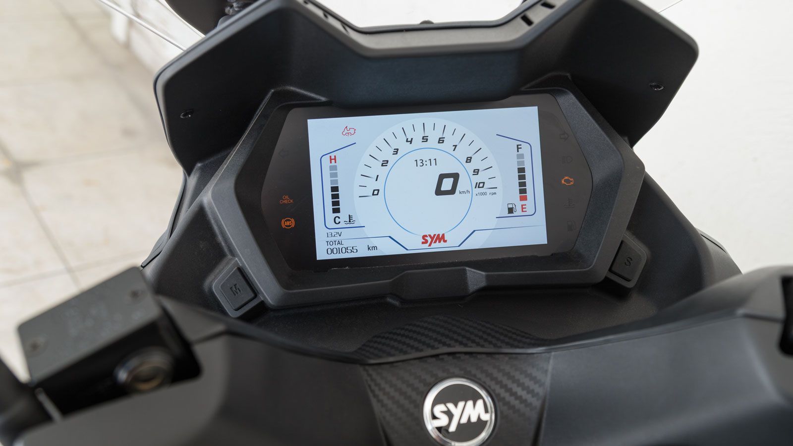 Η 7άρα TFT οθόνη θα σε κρατήσει ενήμερο με τις απαιτούμενες χρήσιμες πληροφορίες, ενώ διαθέτει και λειτουργία ημέρας/νύχτας ωστόσο, πρέπει να αναφερθε