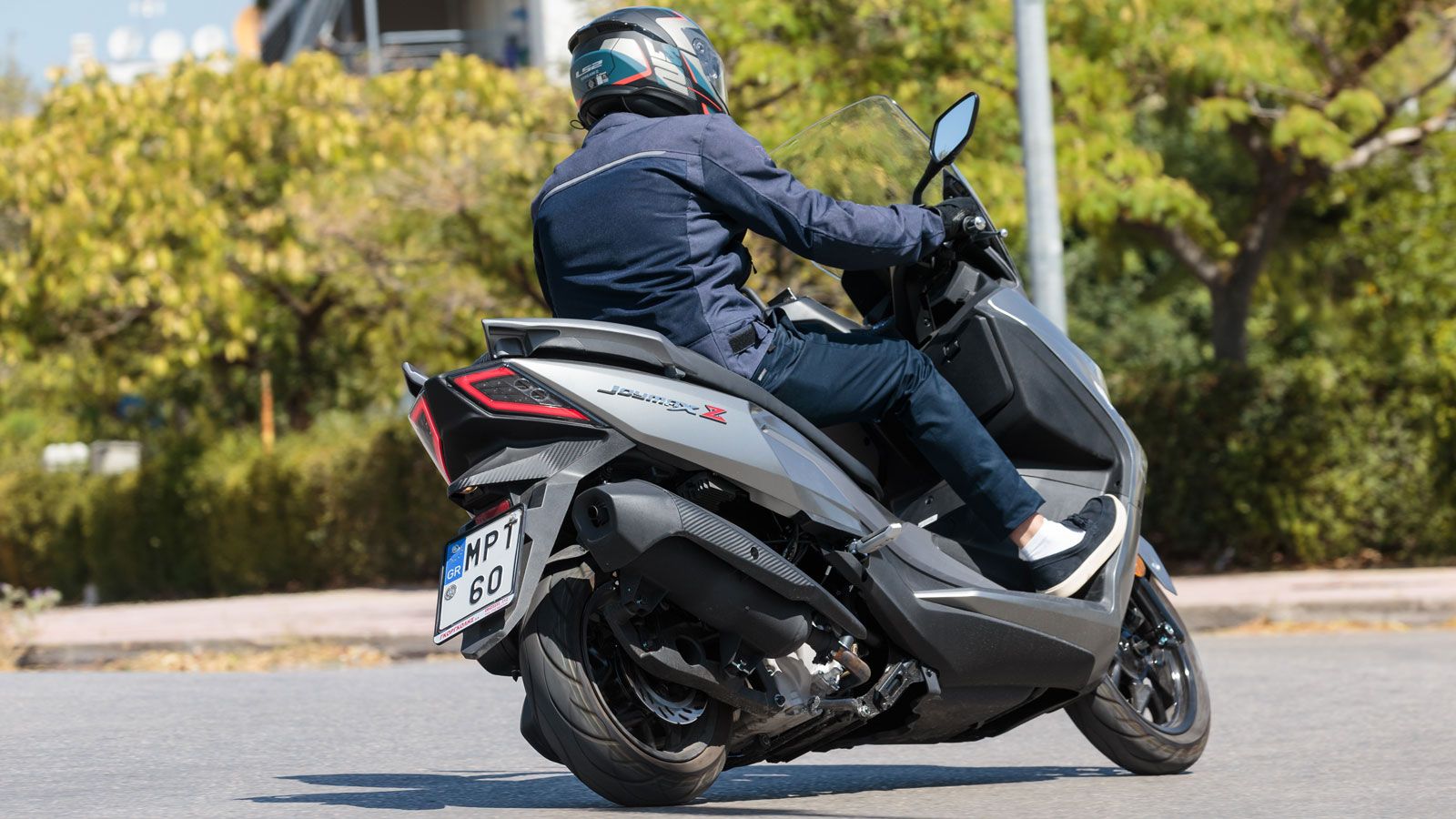 Τα maxi GT scooter σου ανοίγουν τον δρόμο για άνετες μετακινήσεις, τόσο μέσα στην πόλη όσο και έξω από τα όριά της, χωρίς συμβιβασμούς.