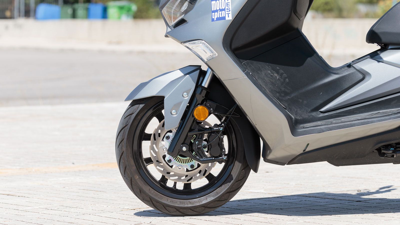 Οι διαστάσεις των τροχών και των ελαστικών του είναι 120/70-14 μπροστά, 140/60-13 πίσω – στο εμπρός μέρος εξοπλίζεται με μονό δίσκο 260 mmμε 4πί